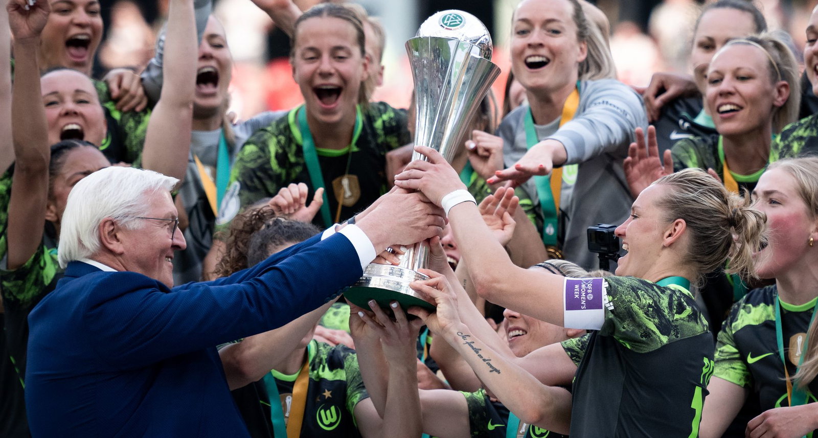 2024 nach dem Finale gegen Bayern durfte Alexandra Popp den DFB-Pokal in die Höhe stemmen - und diesmal? (Archivbild)