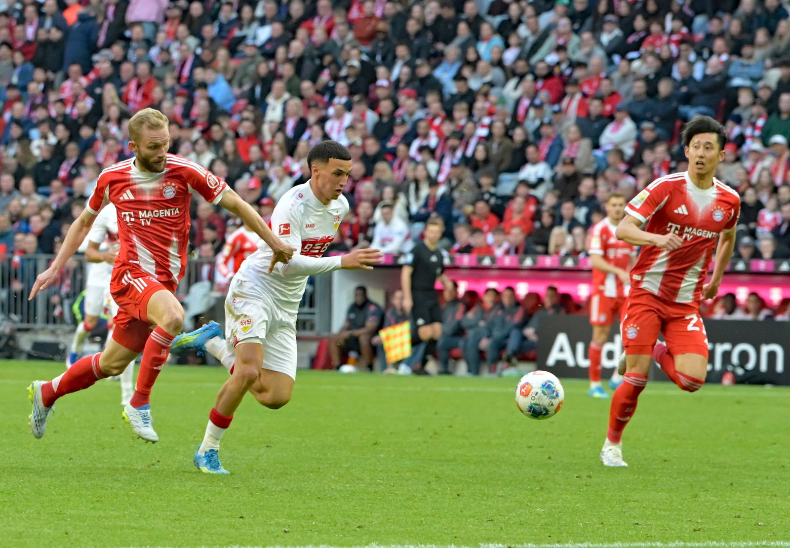 Stehen sich im Pokalfinale gegenüber: Stuttgarts  Bilal El Khannouss und die Bayern-Profis Hiroki Ito und Konrad Laimer. (Archivbild)