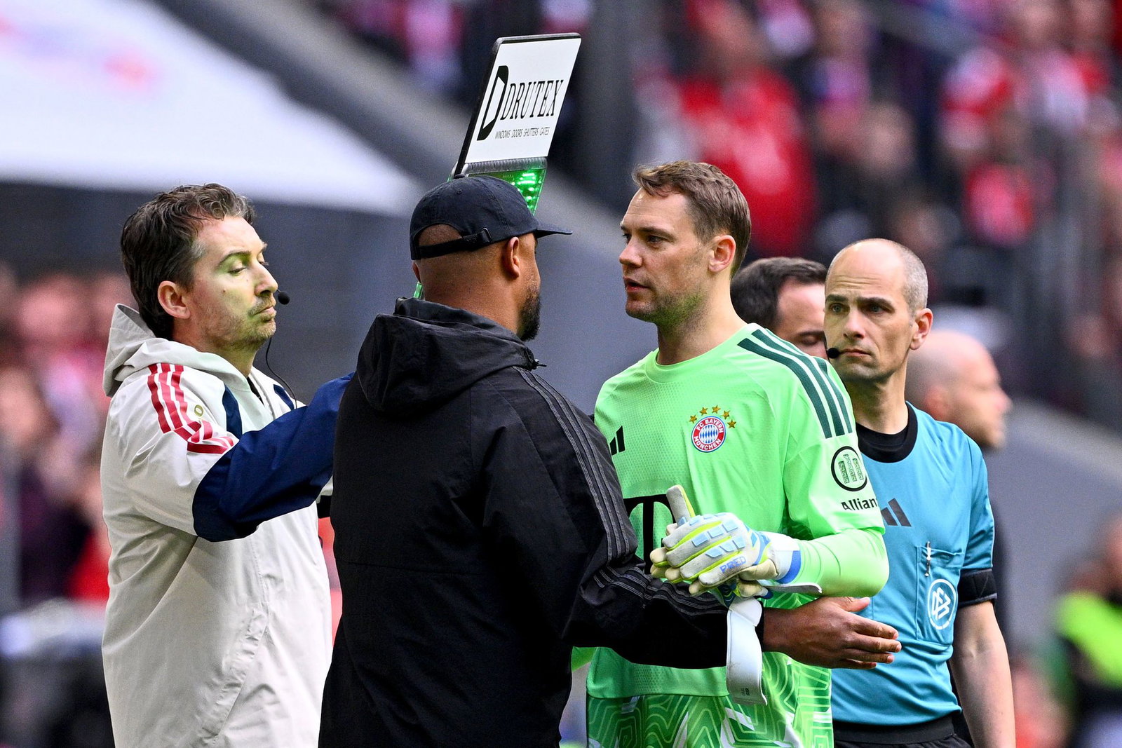 Manuel Neuer (grünes Trikot) wird im letzten Bundesliga-Spiel dieser Saison ausgewechselt. 