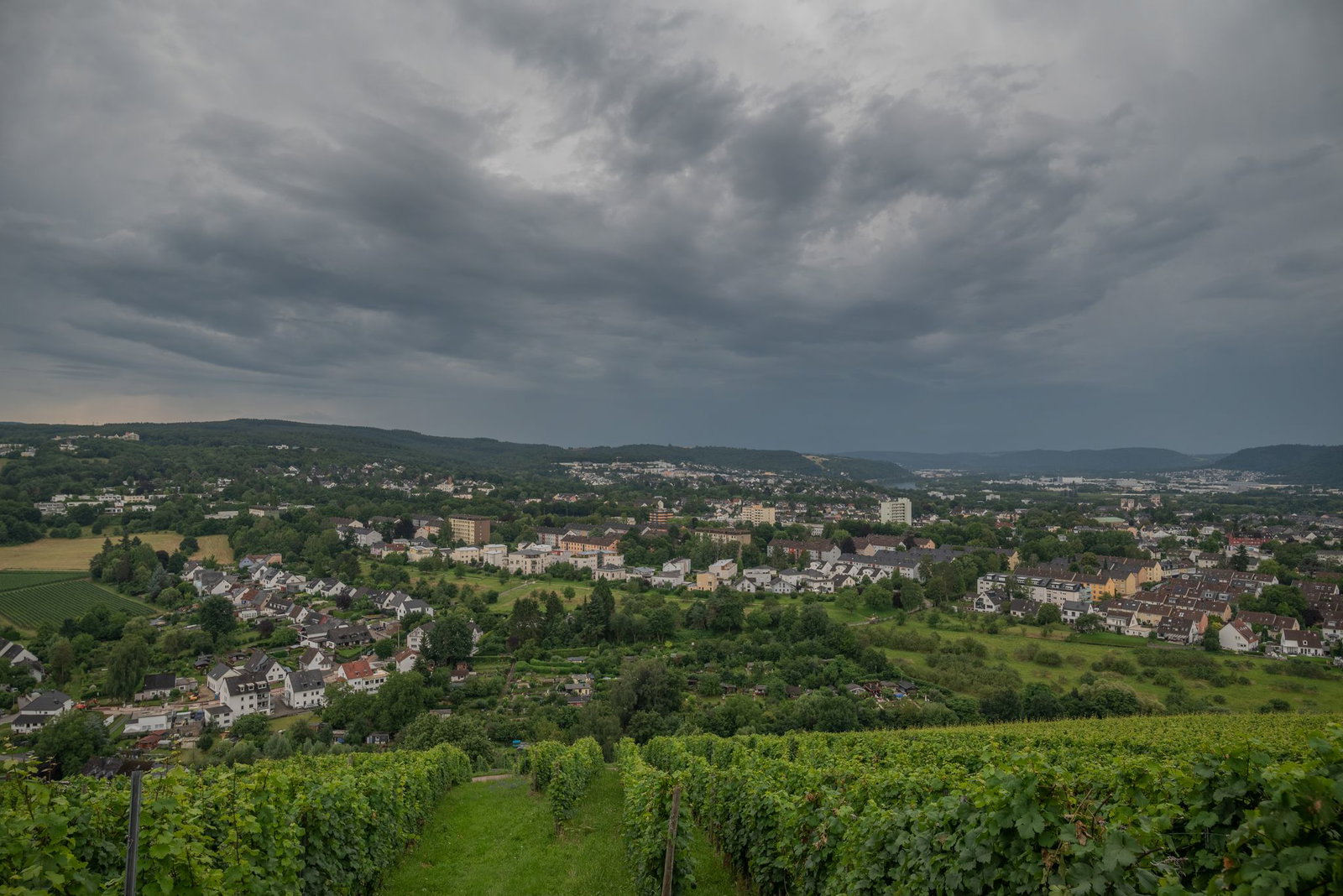 Der Deutsche Wetterdienst rechnet mit Windböen, teils auch Graupel, nachts abklingend und vereinzelt Nebel. (Symbolbild)