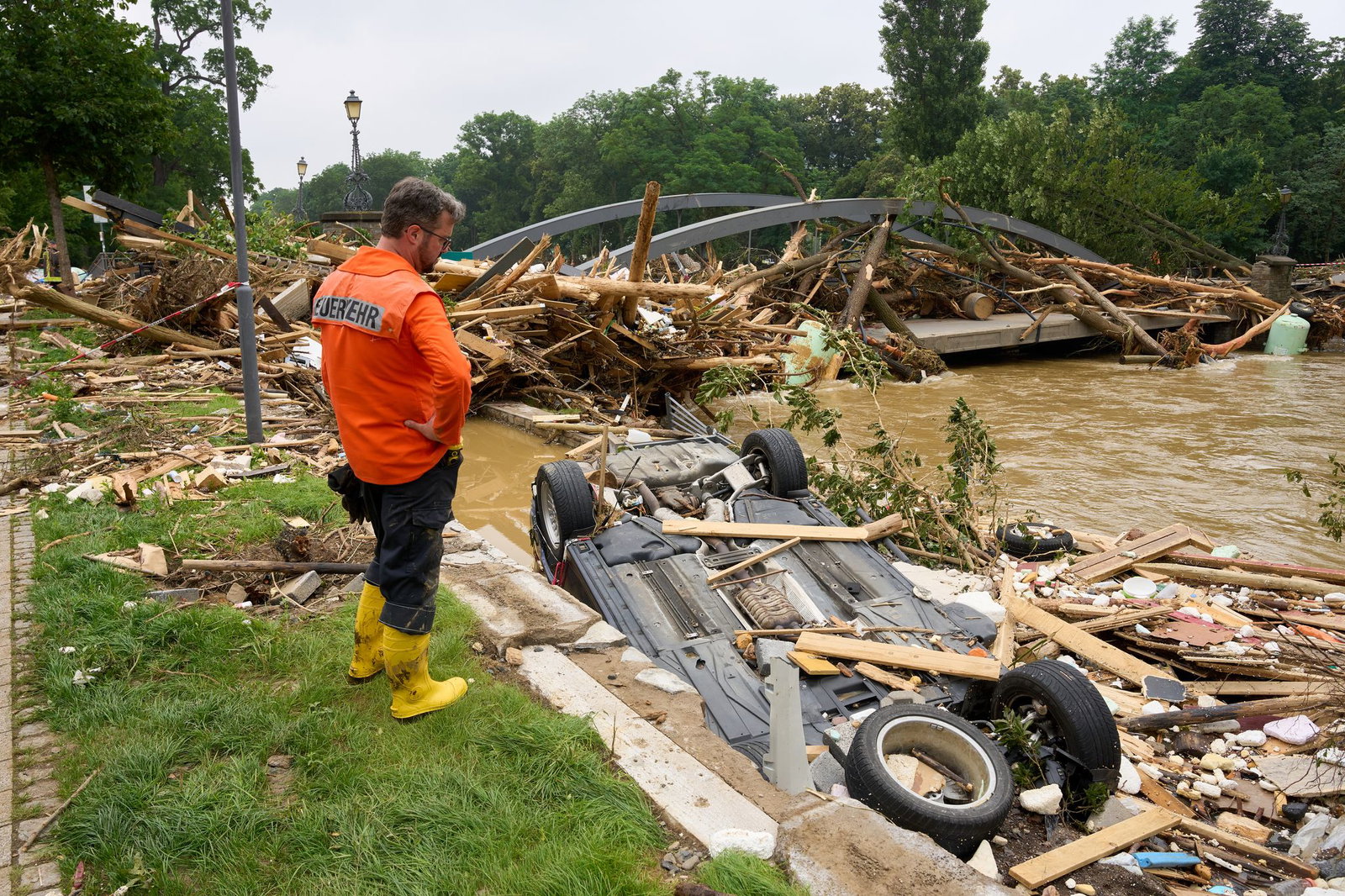 Die Brücke wurde total zerstört und später durch eine Behelfsbrücke des THW ersetzt. (Archivbild)
