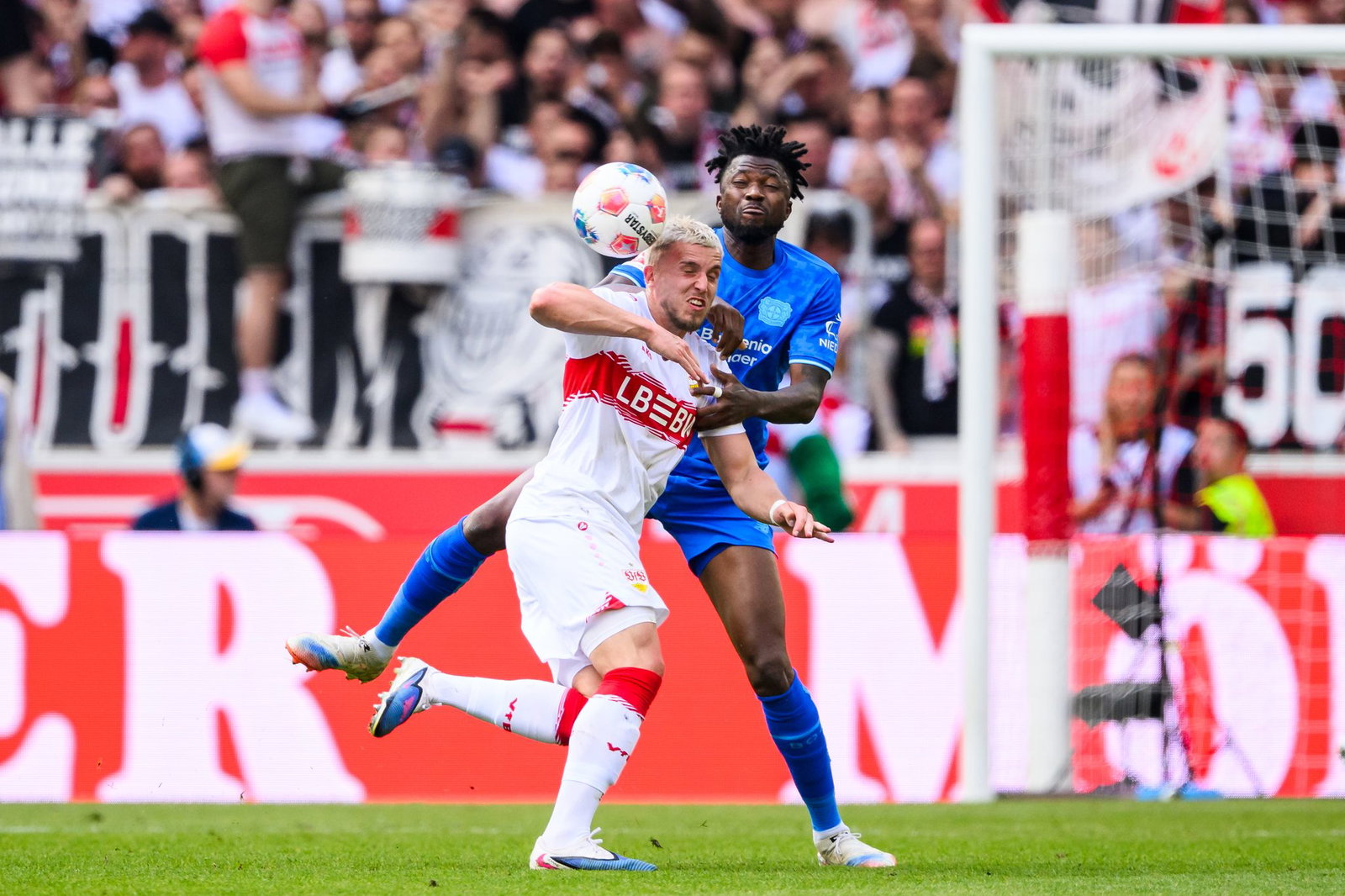 Stuttgarts Ermedin Demirovic (l.) war ein ständiger Unruheherd.