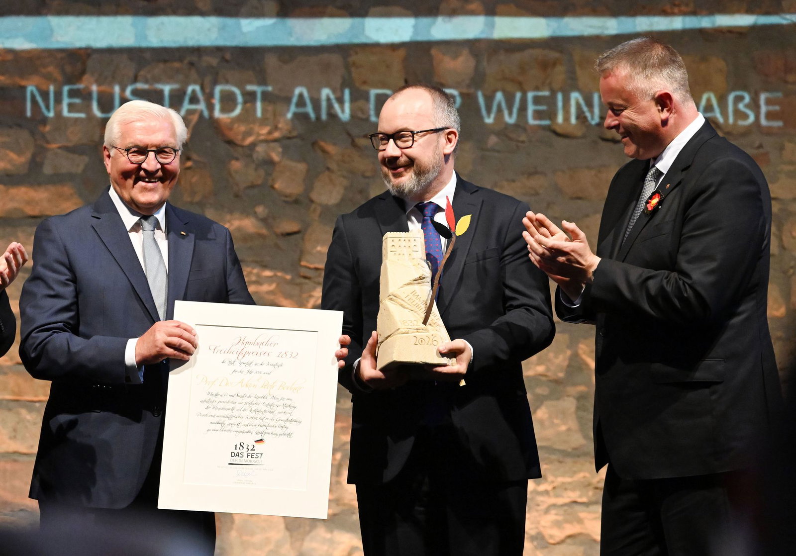 Steinmeier (l) würdigte Bodnar (M) als leidenschaftlichen Kämpfer für Menschenrechte, Demokratie und Rechtsstaatlichkeit.