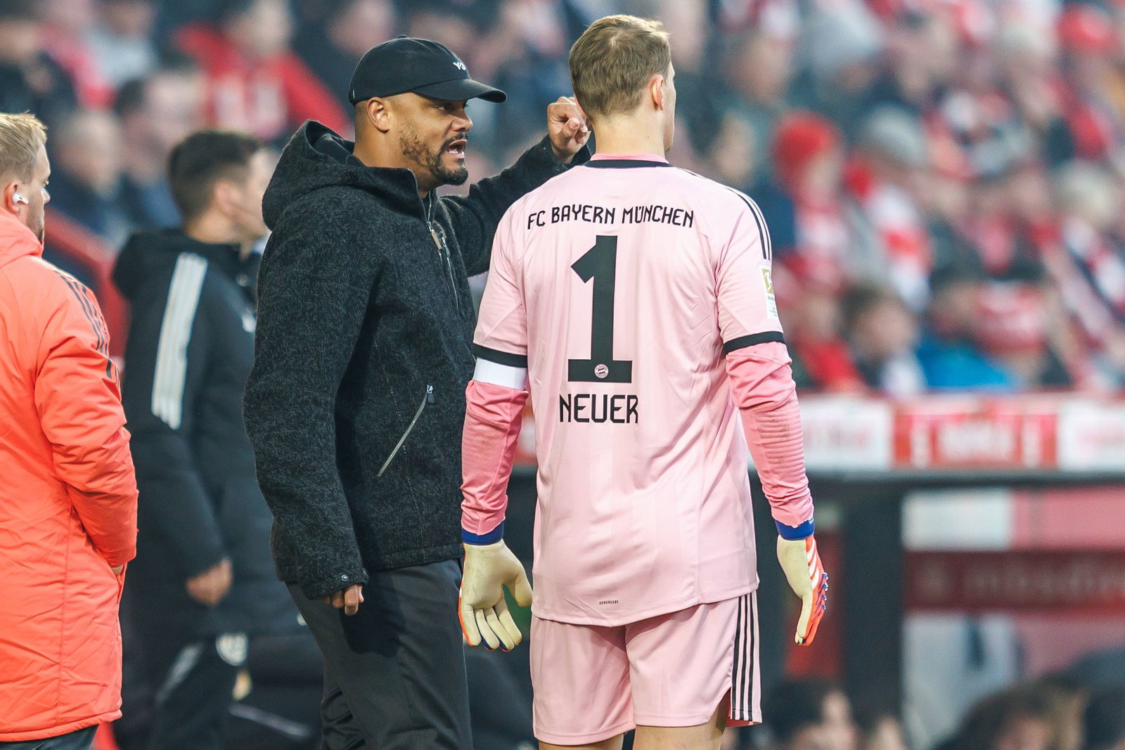 Vincent Kompany (l) und Manuel Neuer im Austausch bei einem Bayern-Spiel. (Archivbild) 