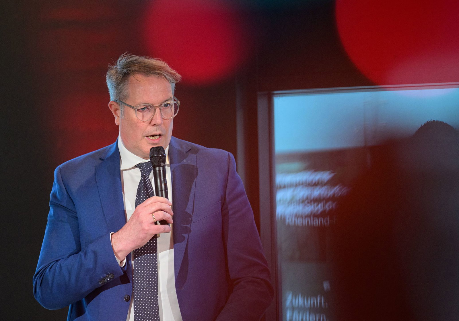 SPD-Verhandlungsführer und Noch-Ministerpräsident Alexander Schweitzer stellt die neuen Minister und Staatssekretäre vor. 