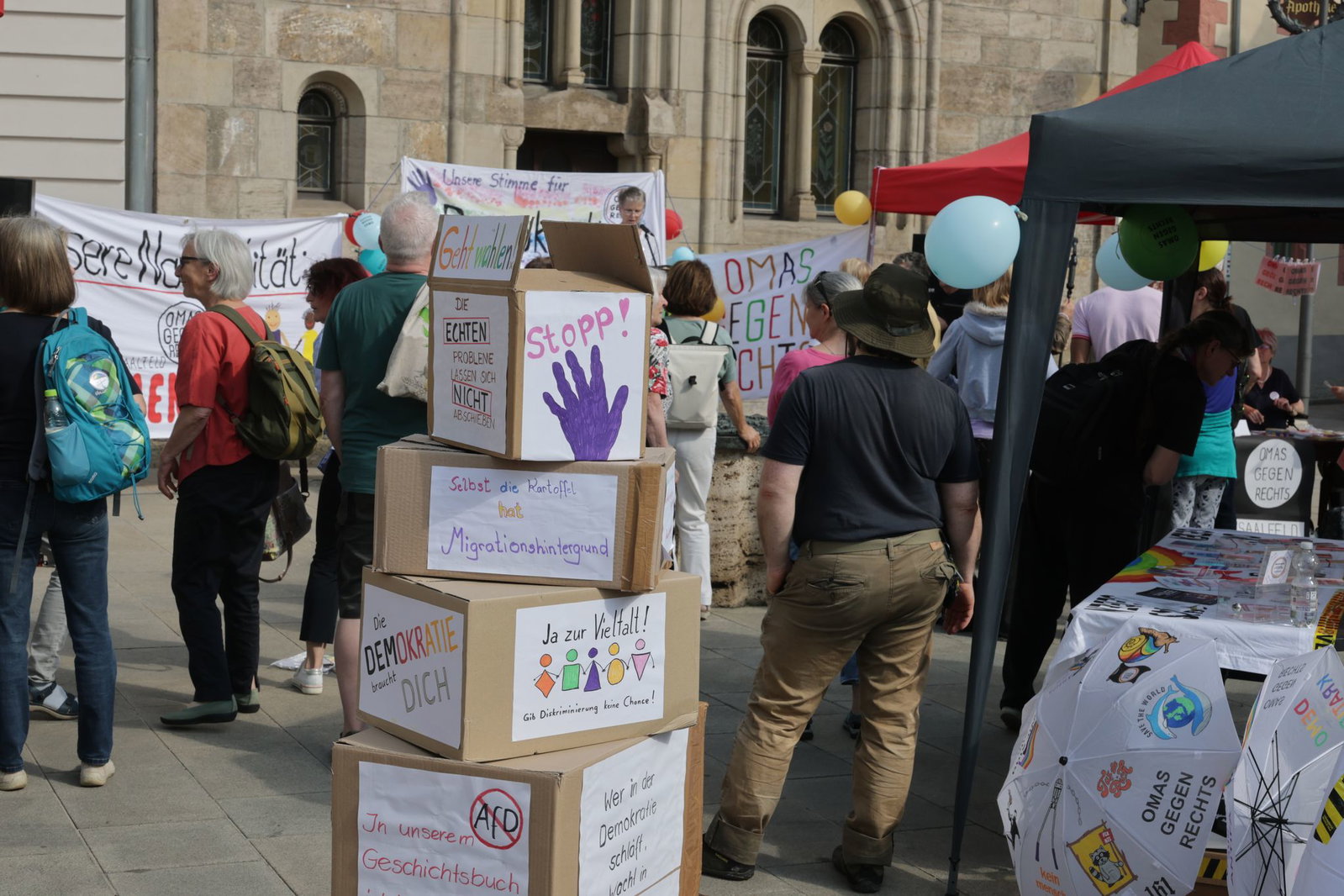 Im thüringischen Saalfeld hatten die Omas gegen Rechts zu einer Demonstration gegen die Wahl eines AfD-Landrates aufgerufen.