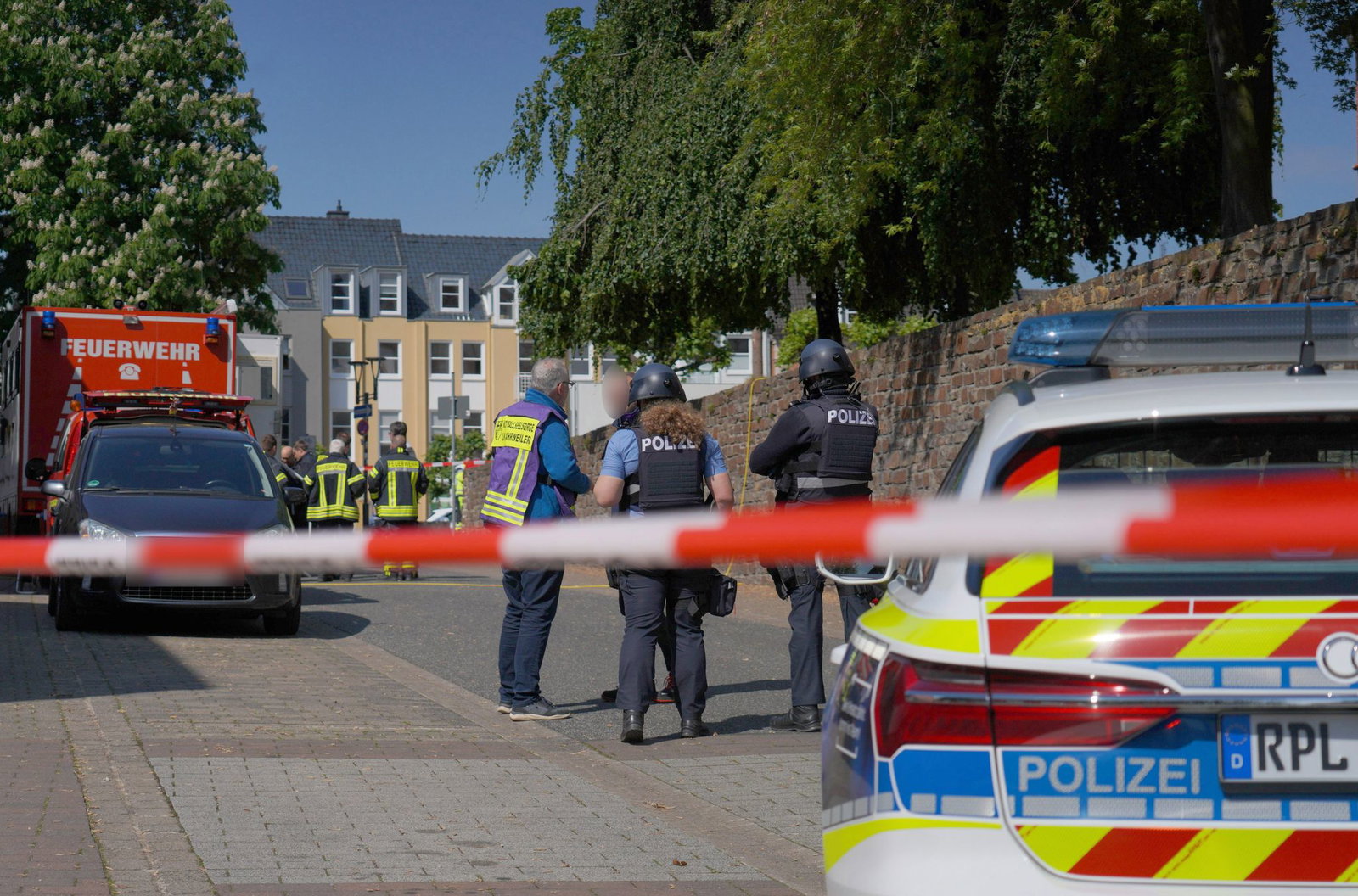 Einsatzkräfte sind mit einem Großaufgebot vor Ort.  
