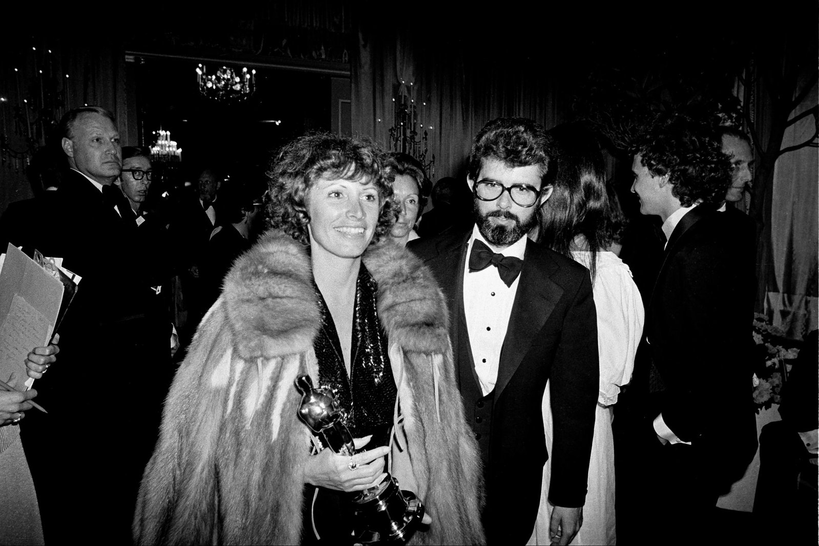Marcia Lucas, damalige Ehefrau von Regisseur George Lucas (r), trägt ihre Oscar-Statuette am 4. April 1978 zu einer Party nach der Oscarverleihung im Beverly Hilton Hotel.