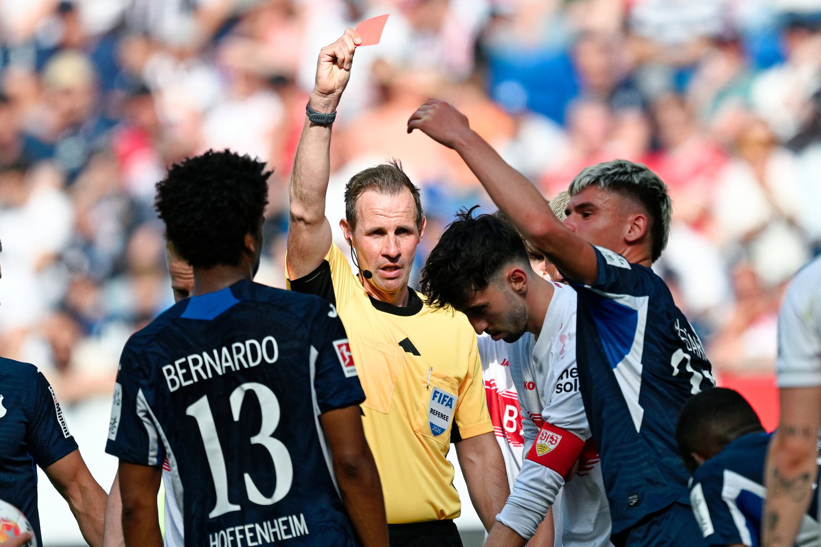 Rot für Atakan Karazor (weißes Trikot): Der VfB-Kapitän erlebte das turbulente Ende bei der TSG Hoffenheim in der Kabine. 
