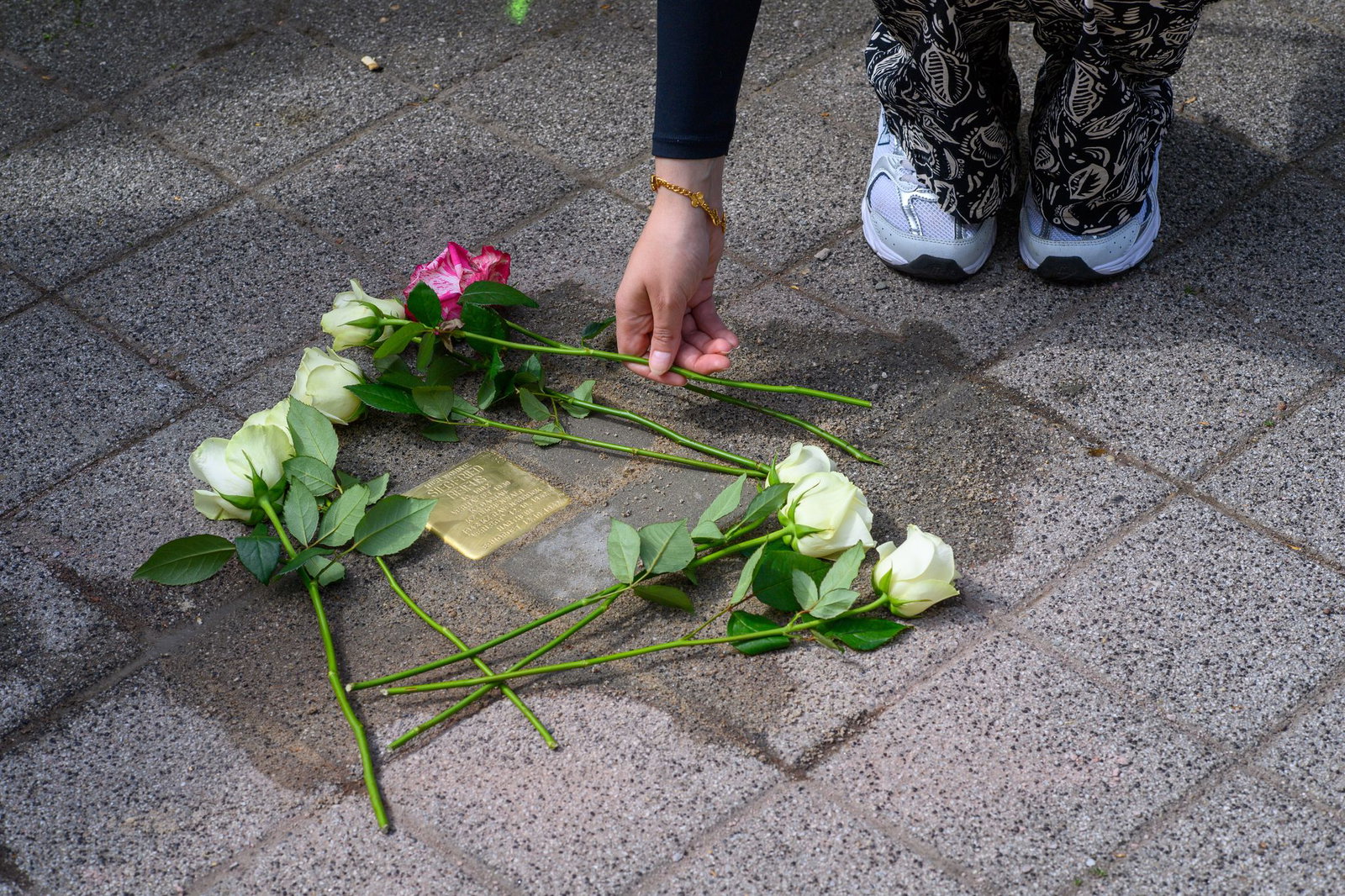 Zum Gedenken an die NS-Opfer legte die Klasse Blumen nieder. (Symbolbild)