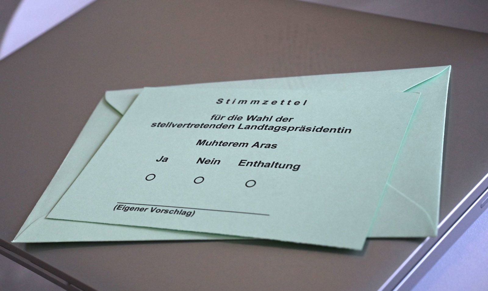 Von einem solchen Stimmzettel soll ein Abgeordneter ein Foto gemacht haben, dass er dann auf Social Media teilte. (Archivbild)