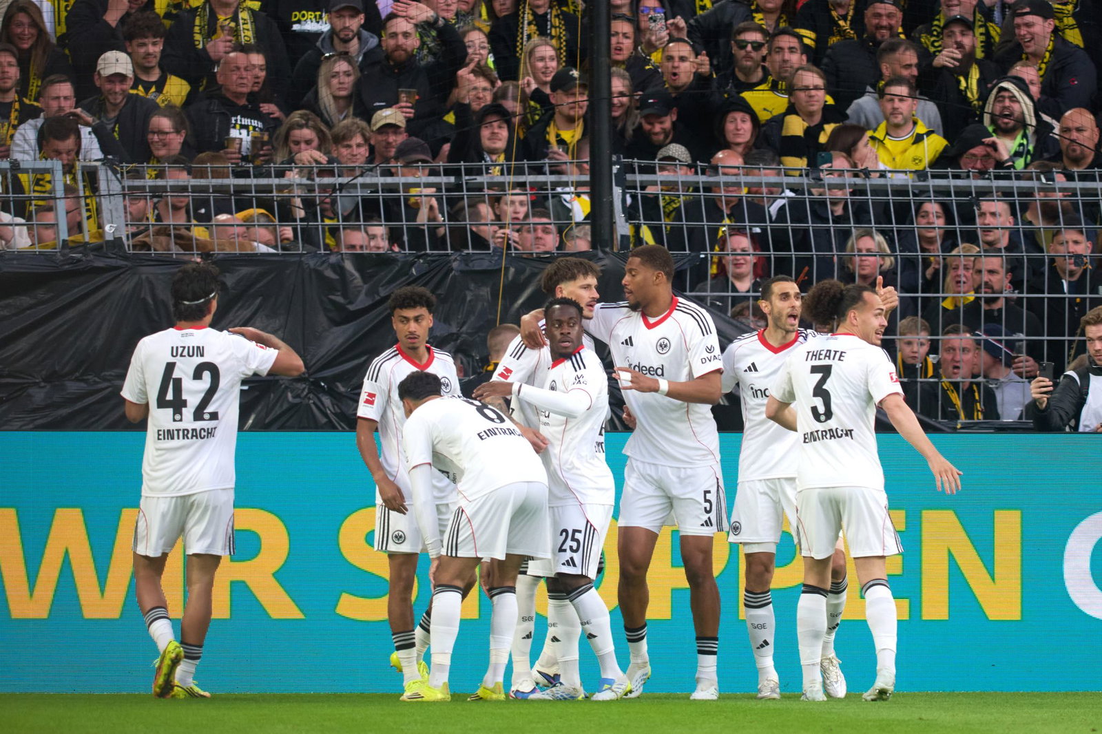 Eintracht Frankfurt jubelt über das frühe 1:0. 