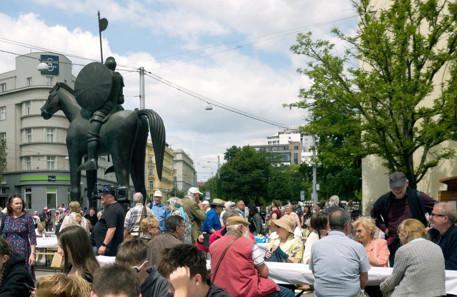 Mit einem Begegnungsfest an einem "langen Tisch", Volksmusik und Tanzaufführungen begann am Freitag in Brünn (Brno) der 76. Sudetendeutsche Tag. Am Sonntag folgte die Hauptkundgebung.