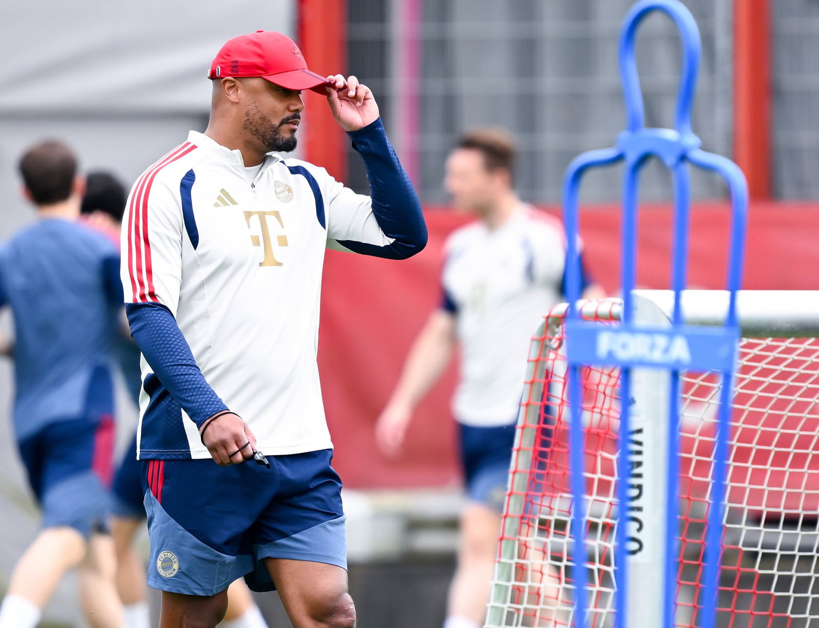 Bayern-Coach Vincent Kompany im Abschlusstraining vor dem Halbfinal-Rückspiel der Champions League gegen Paris.