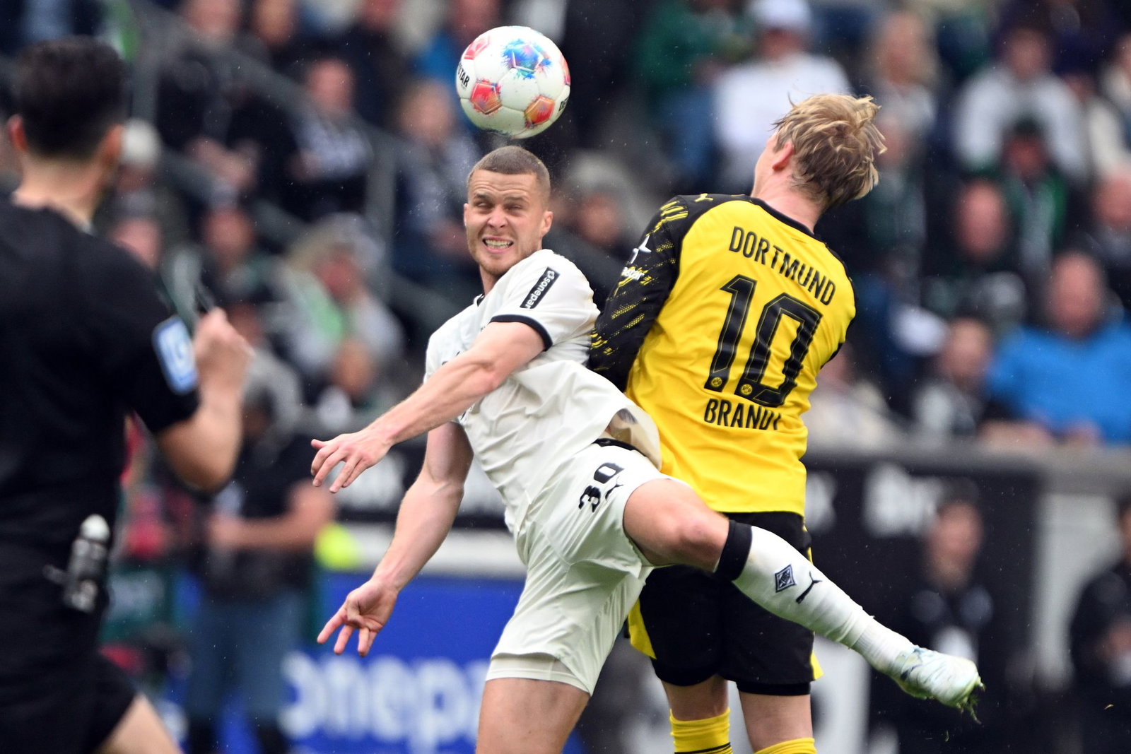  Nico Elvedi (l) stand bei seinem Treffer in Abseits. 
