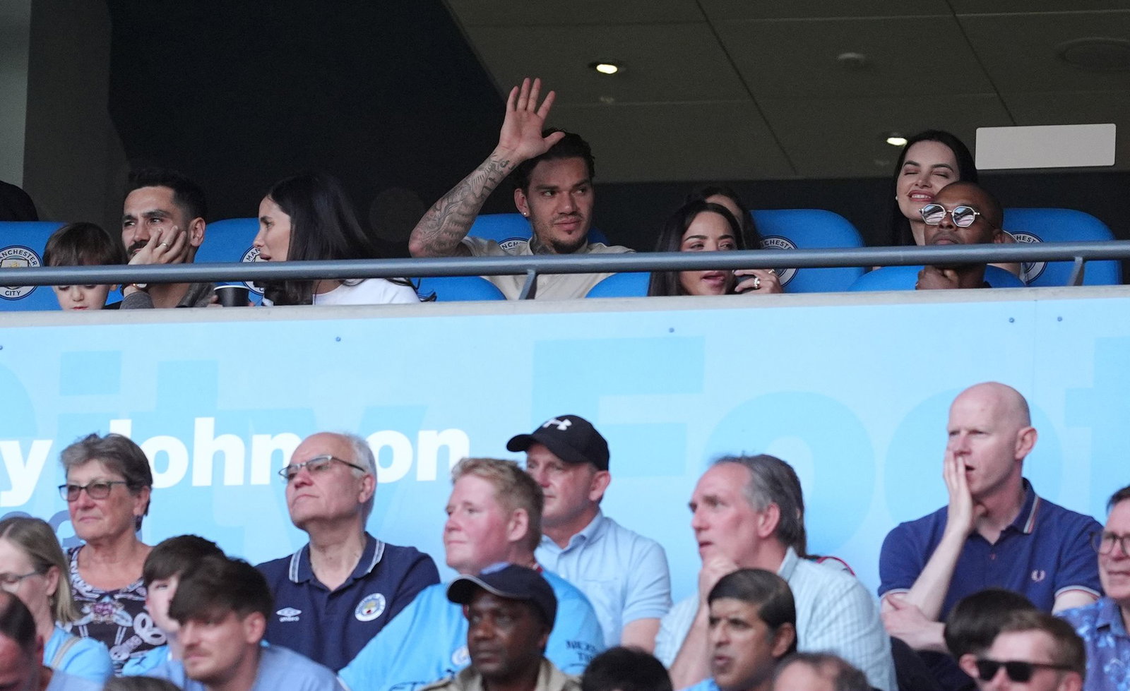 Ex-Man-City-Profi Ilkay Gündogan (l) schaute von der Tribüne zu und wurde nach dem Spiel geehrt.