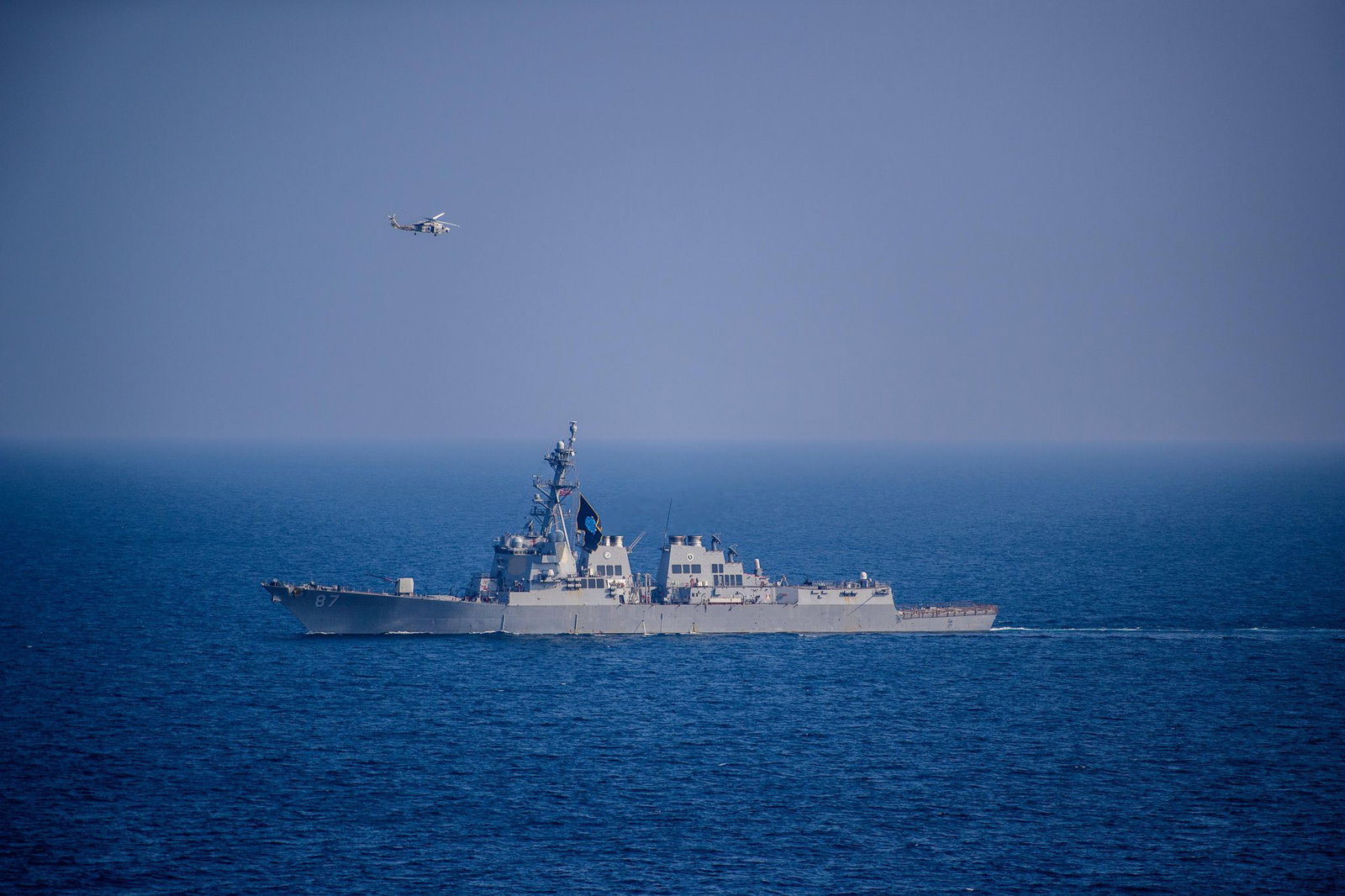 Der Lenkwaffenzerstörer USS Mason gehört zu den Kriegsschiffen, die vom Iran nach US-Darstellung in der Straße von Hormus angegriffen wurden. (Archivbild) 