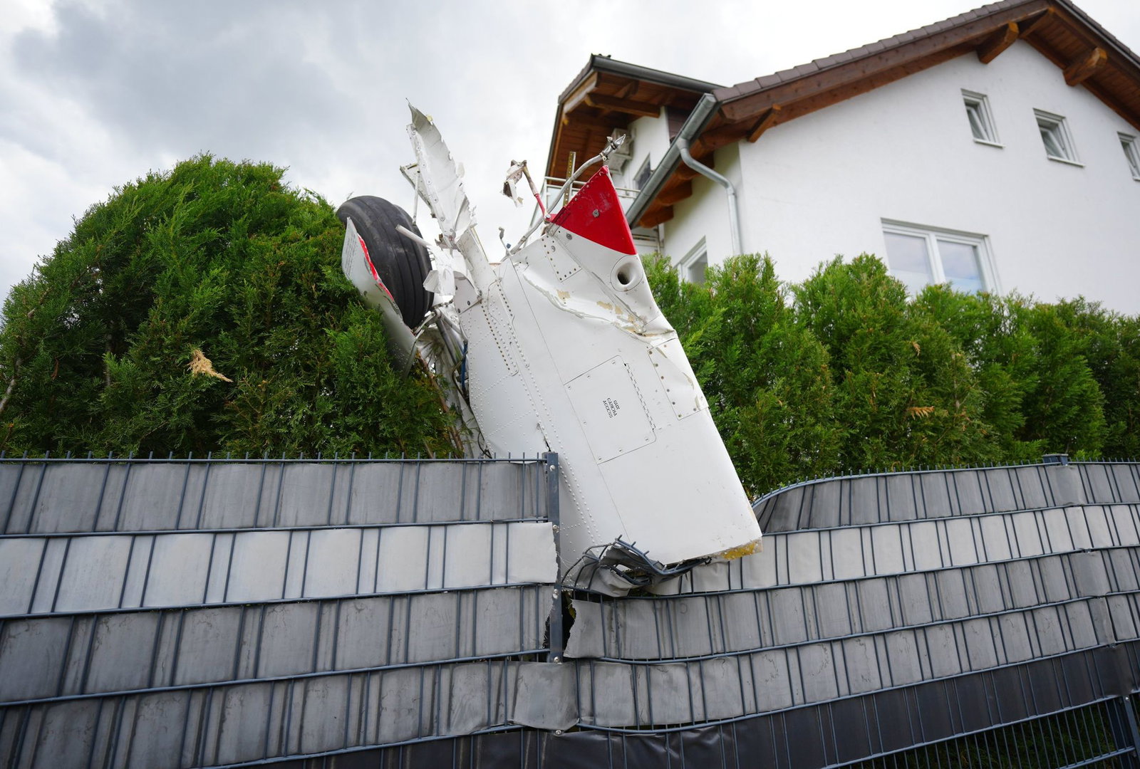 Ein Teil des Flugzeugs steckte in einem Gartenzaun.
