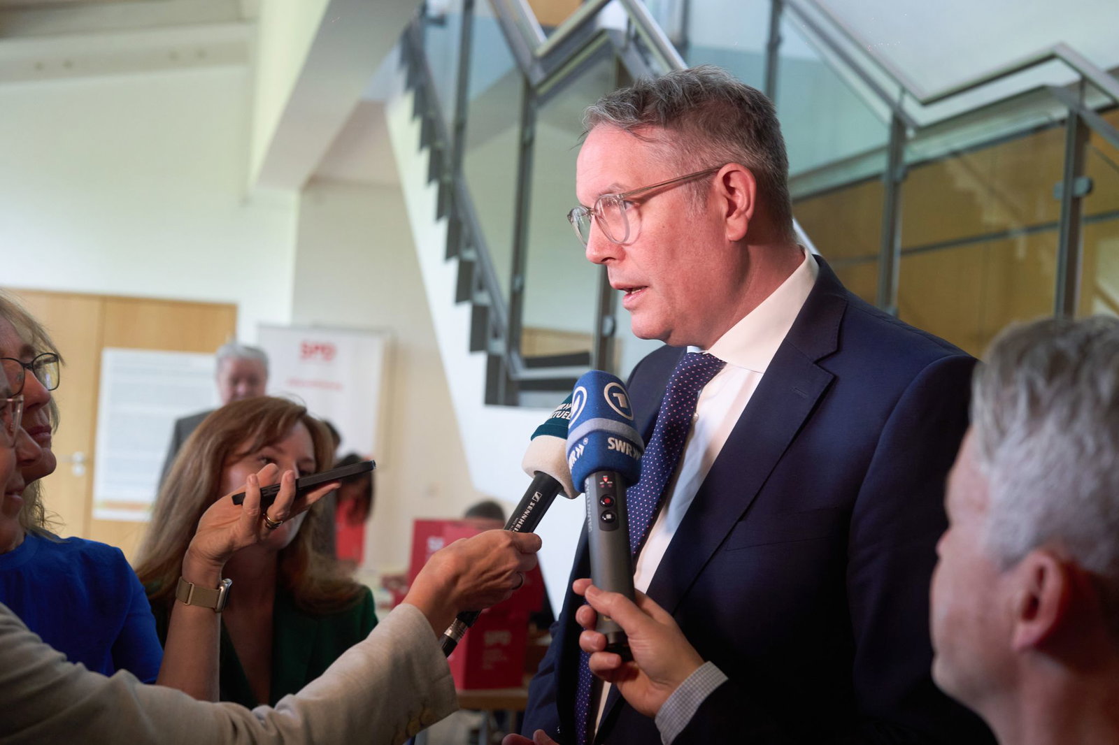 Noch-Ministerpräsident Alexander Schweitzer erinnert an Beschlüsse des US-Kongresses.