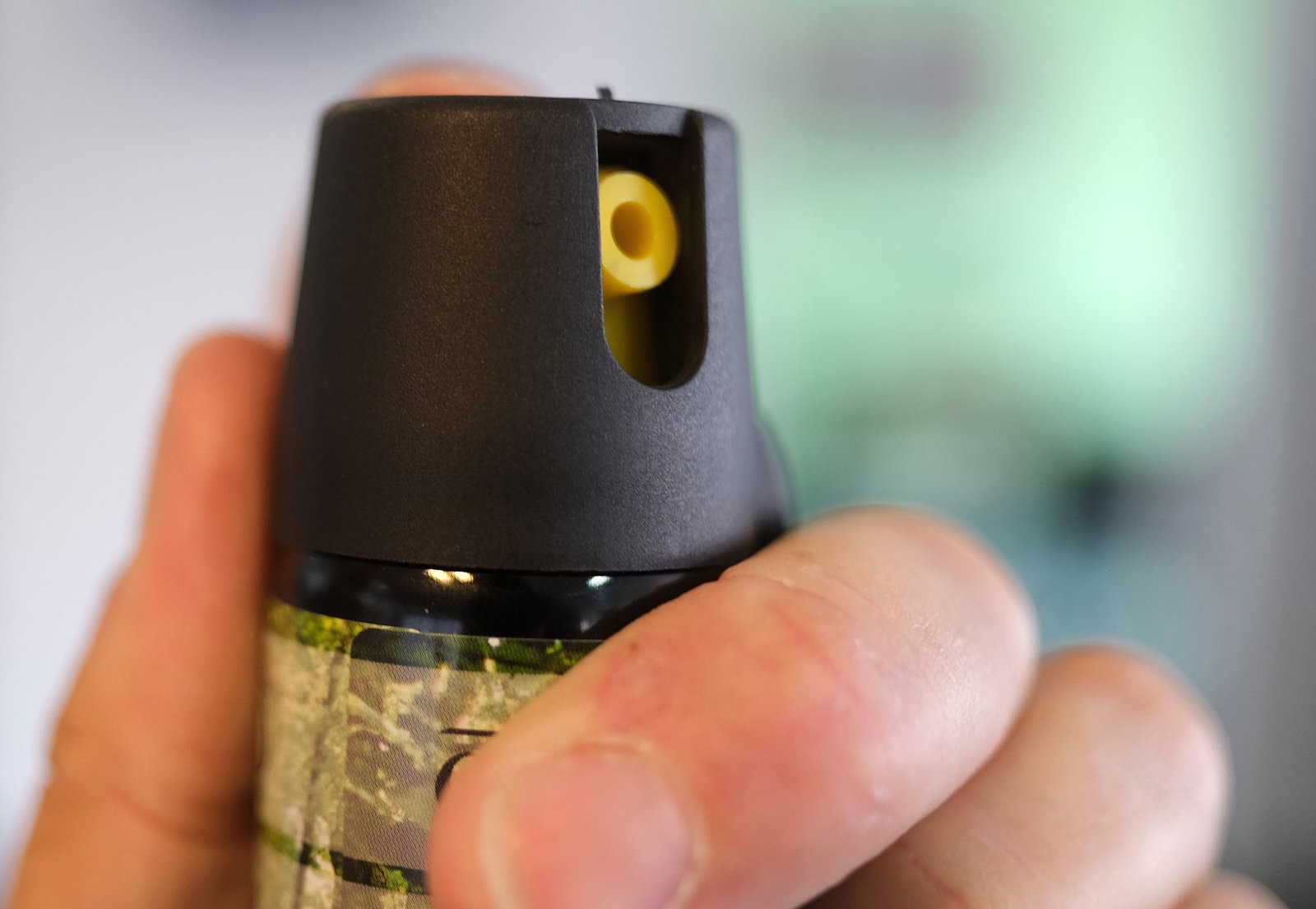 Die vier Männer erleiden durch das versprühte Pfefferspray Verletzungen. (Symbolbild)