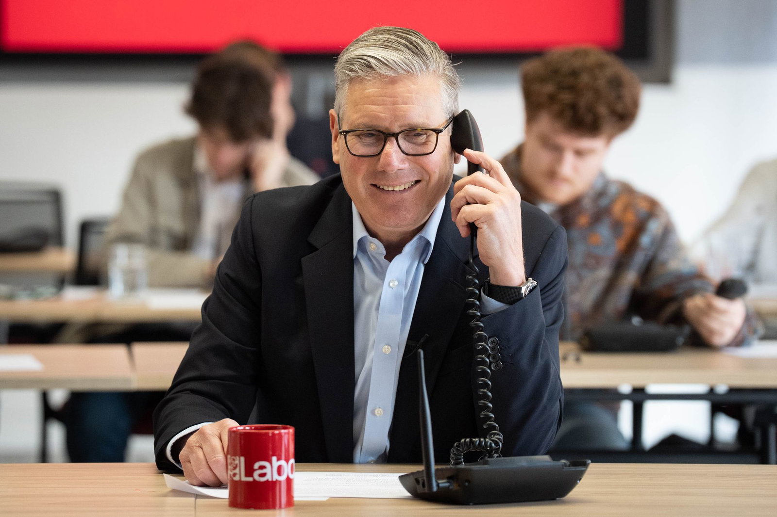 Noch lächelt er, doch für Starmer wird die Luft immer dünner.