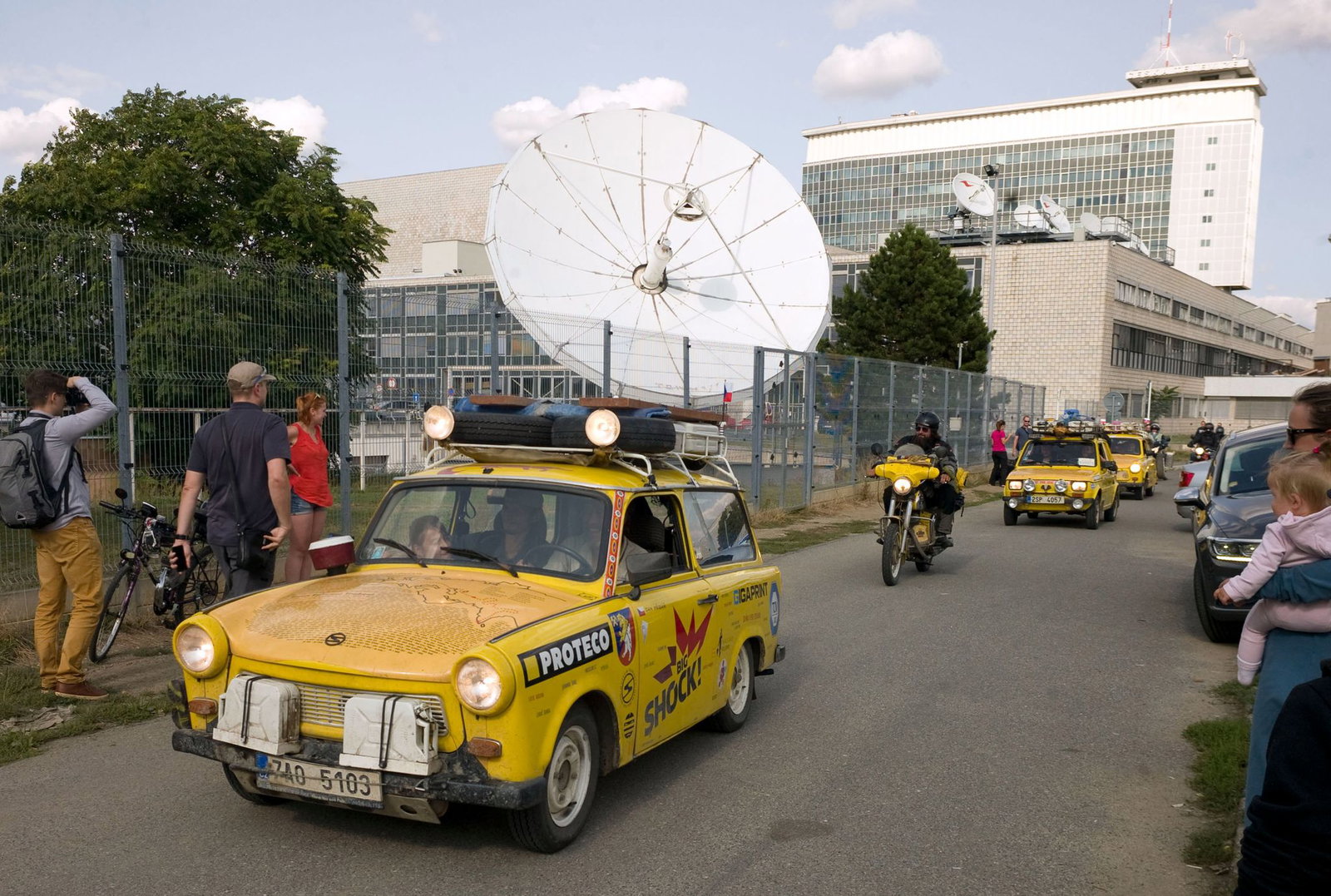 Der Filmemacher Dan Priban fährt mit seinem Trabi am Prager Sendezentrum des öffentlich-rechtlichen Tschechischen Fernsehens (CT) vorbei. (Archivbild)