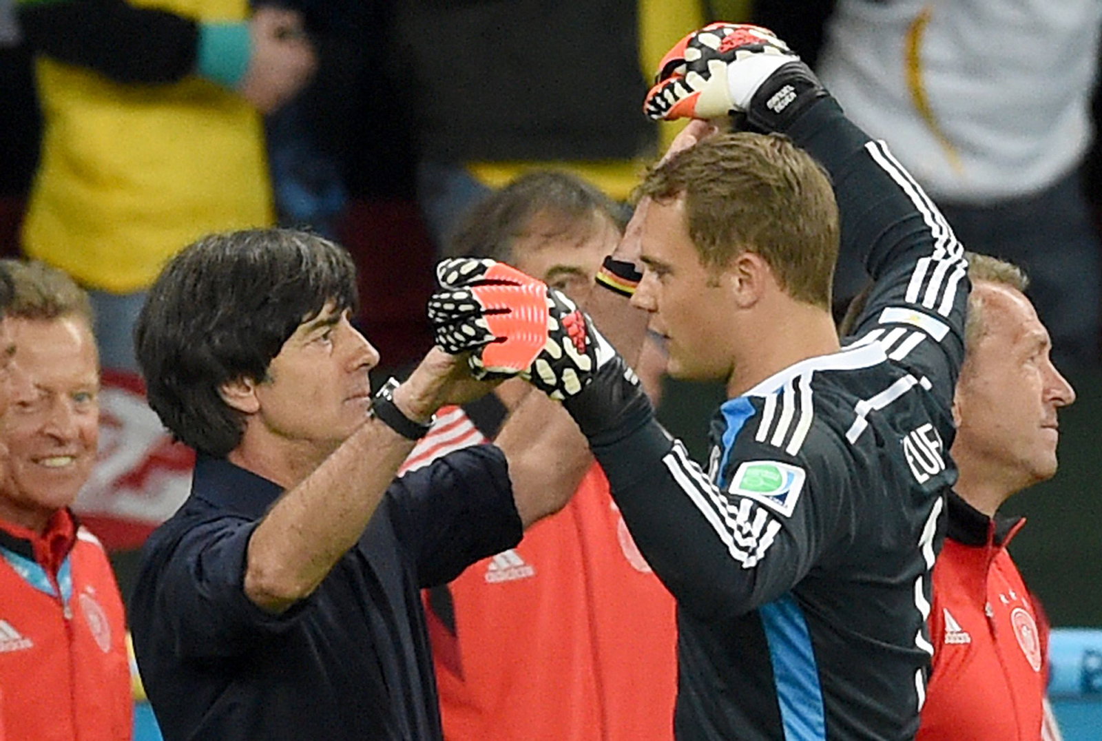 Manuel Neuer (r) war in der Amtszeit von Bundestrainer Joachim Löw immer die Nummer eins im Tor. (Archivbild)
