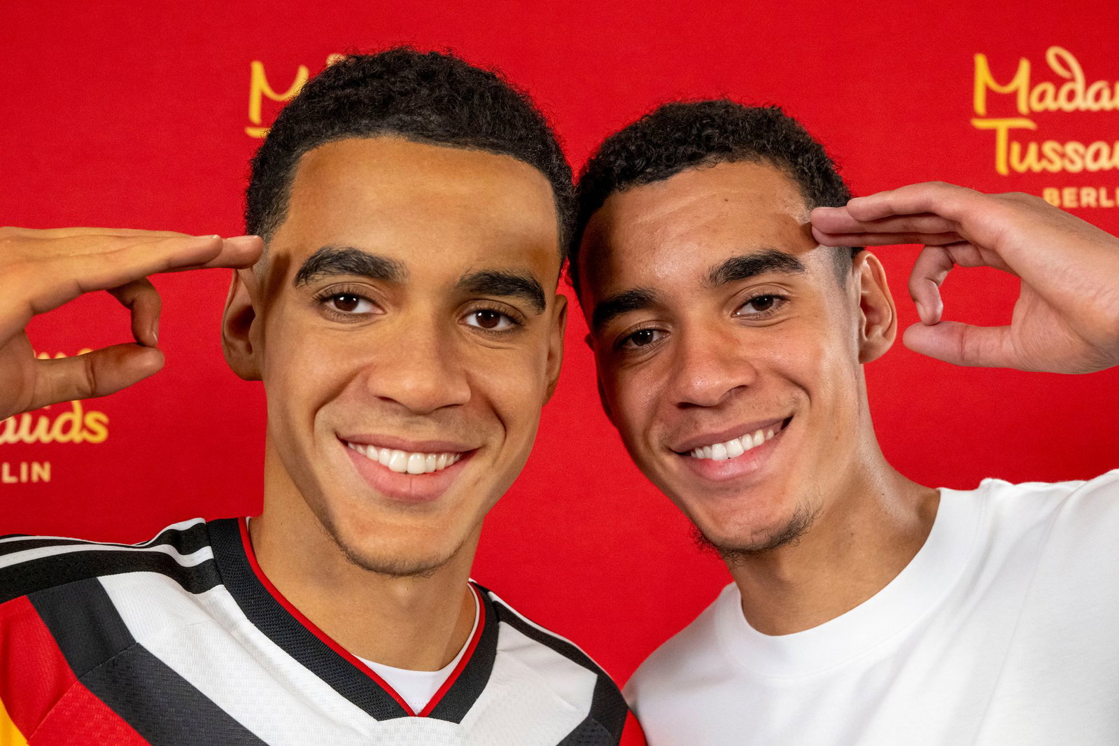 Jamal Musiala (r) hat vor der WM eine eigene Wachsfigur bekommen. 