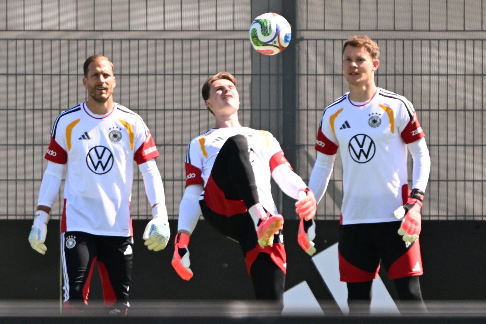 Die DFB-Torhüter Oliver Baumann, Jonas Urbig und Alexander Nübel (v.r.n.l) trainieren in Herzogenaurach. 