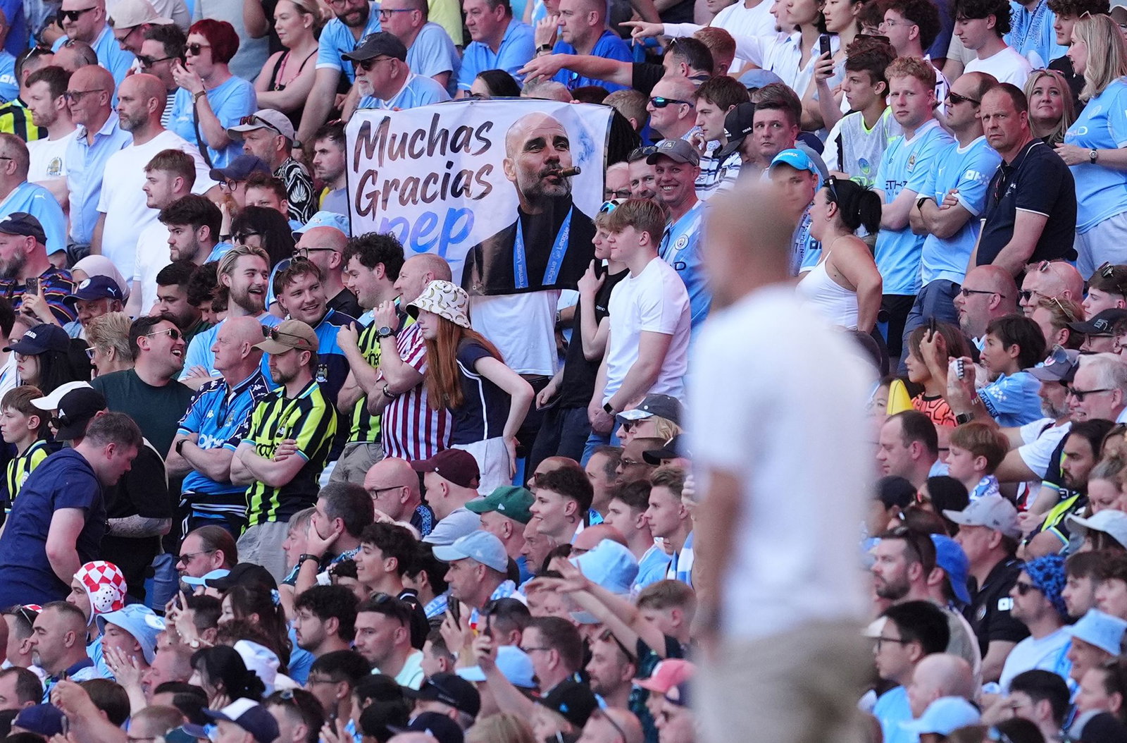 Die Fans würdigten ihren Erfolgscoach Pep Guardiola zum Abschied mit Transparenten.