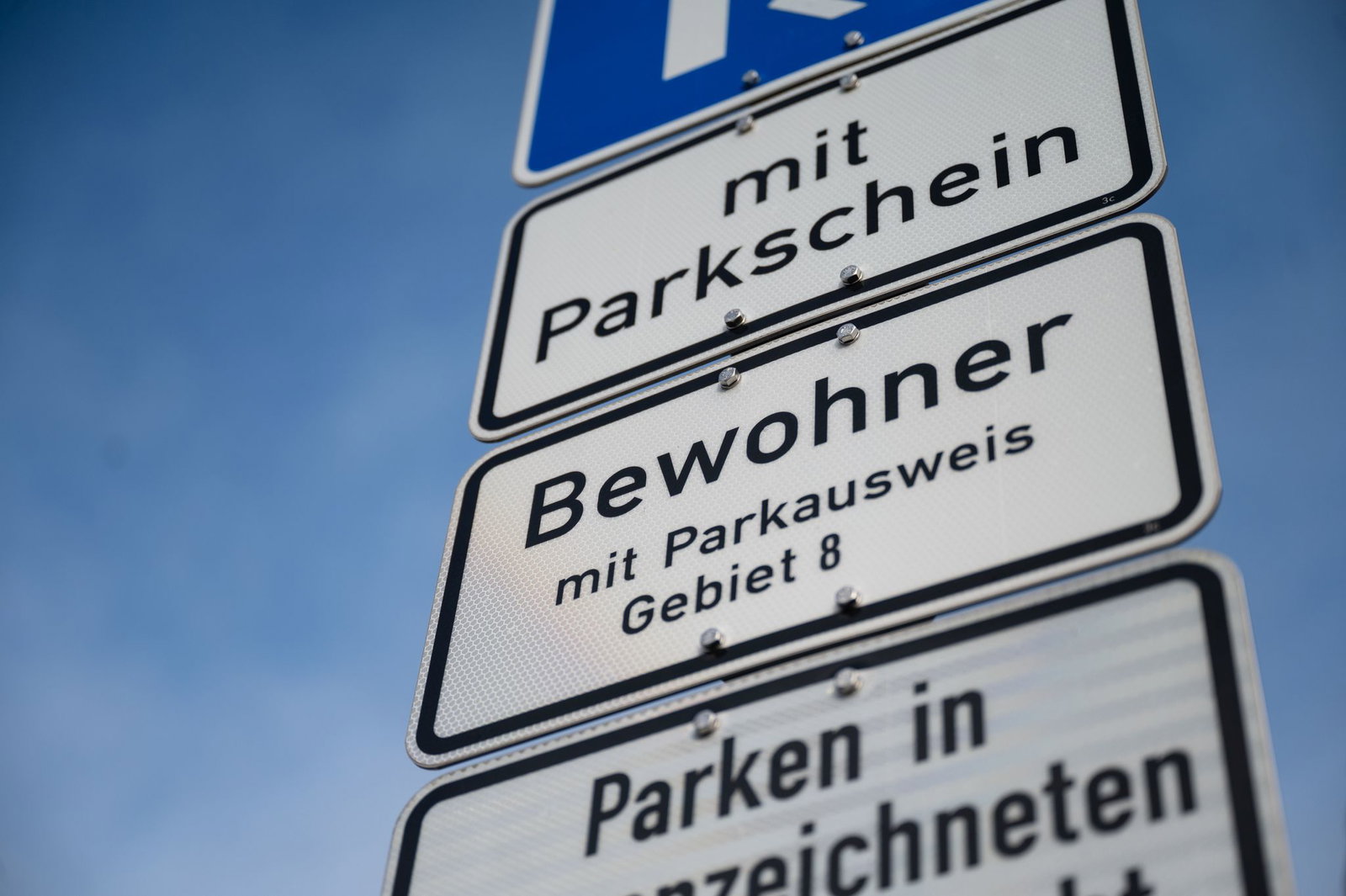 Viele Kommunen in Baden-Württemberg haben die Gebühren für Anwohnerparken erhöht - oder wollen diese erhöhen. (Symbolbild)