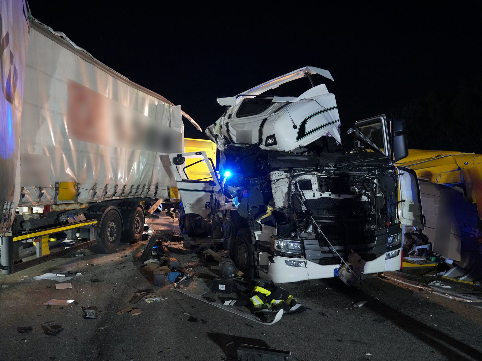 Die Sperrung der Autobahn ist bis in die frühen Morgenstunden geplant. 