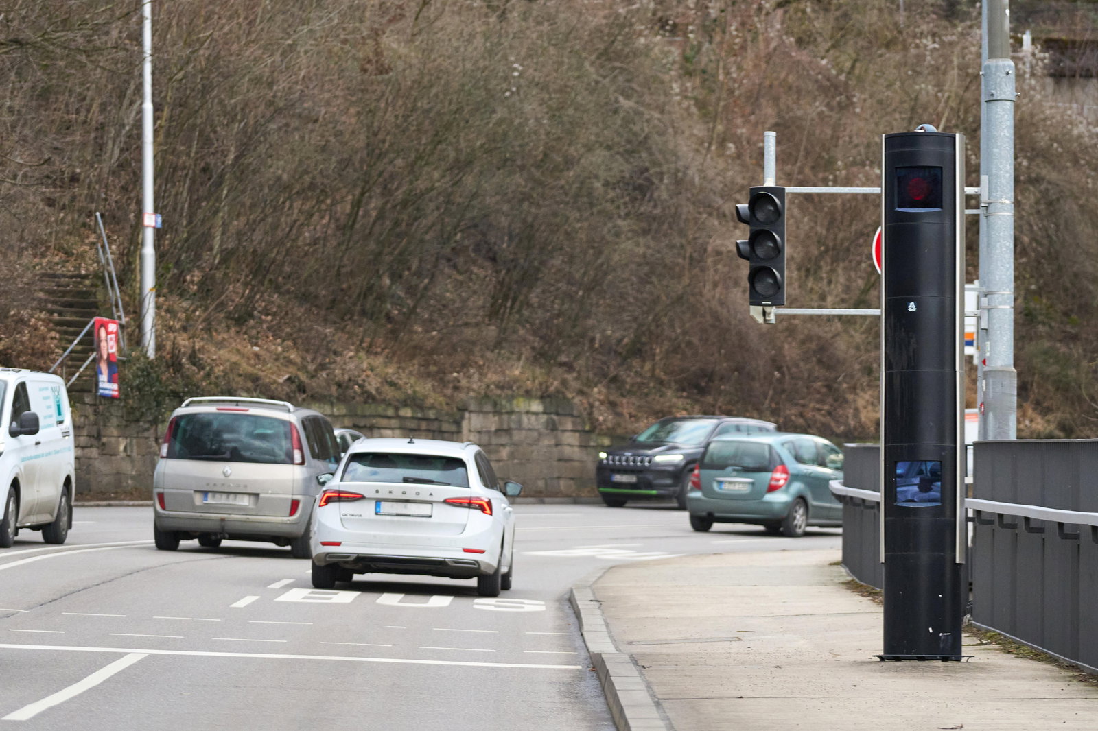 Blitzersäule an Straße