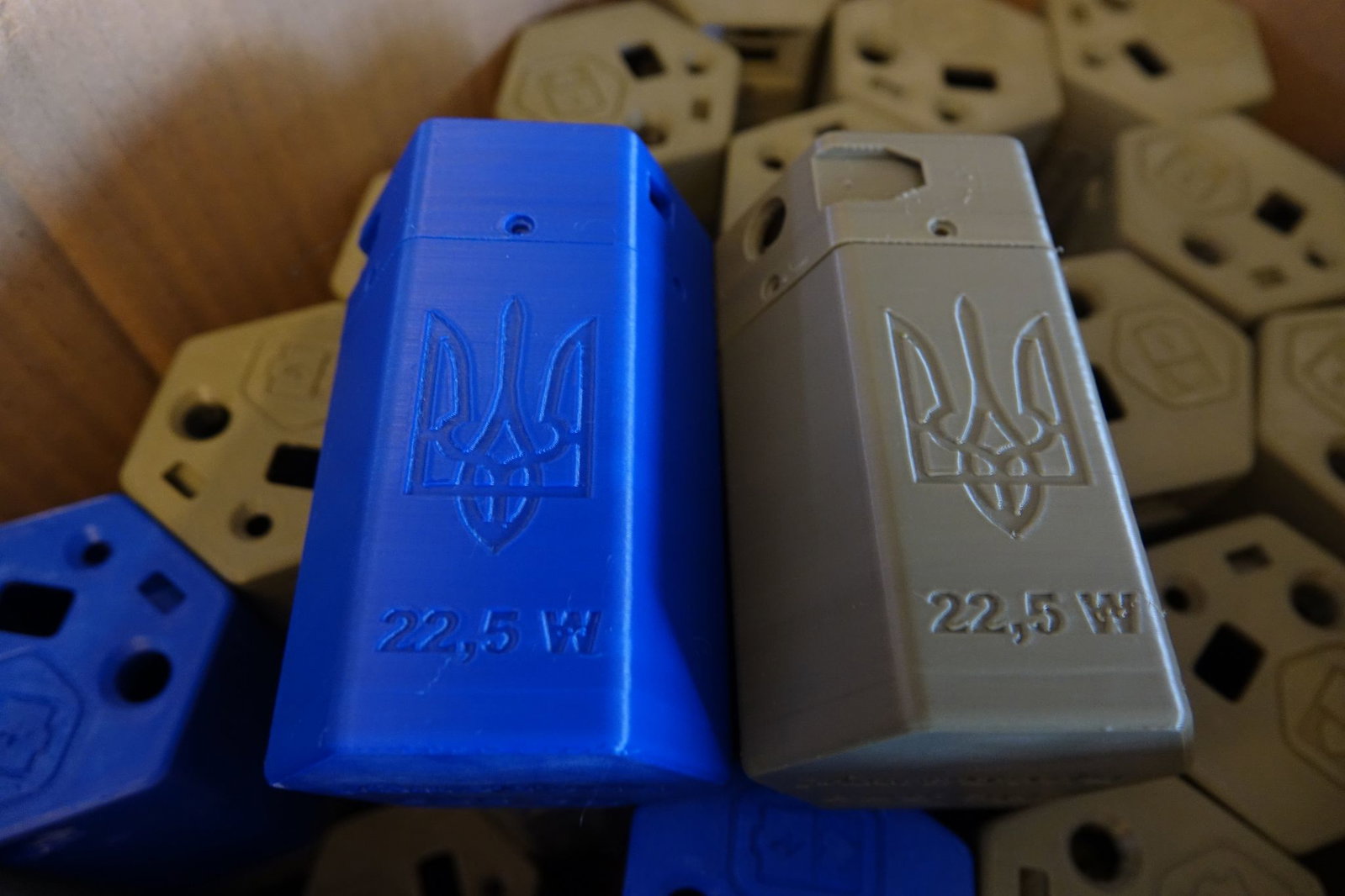 Plastikrohstoff aus der Ukraine, Druck in Deutschland: Gehäuse für Powerbanks. 