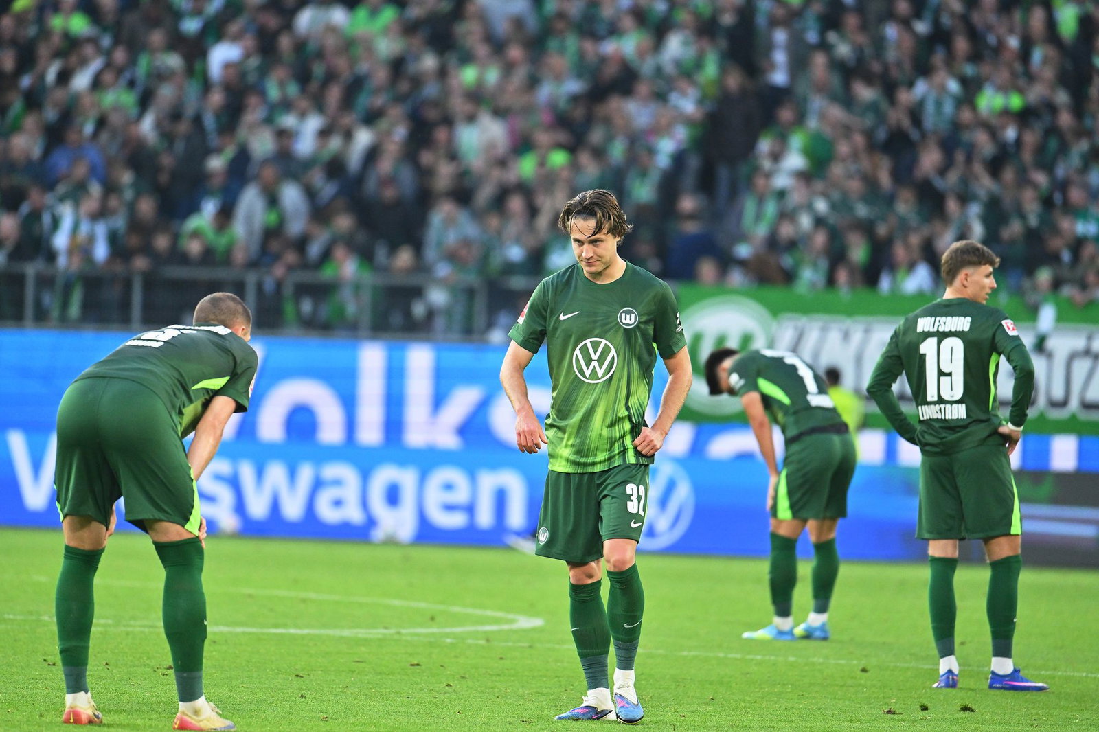 Die Spieler des VfL Wolfsburg nach der Niederlage gegen Bayern München.