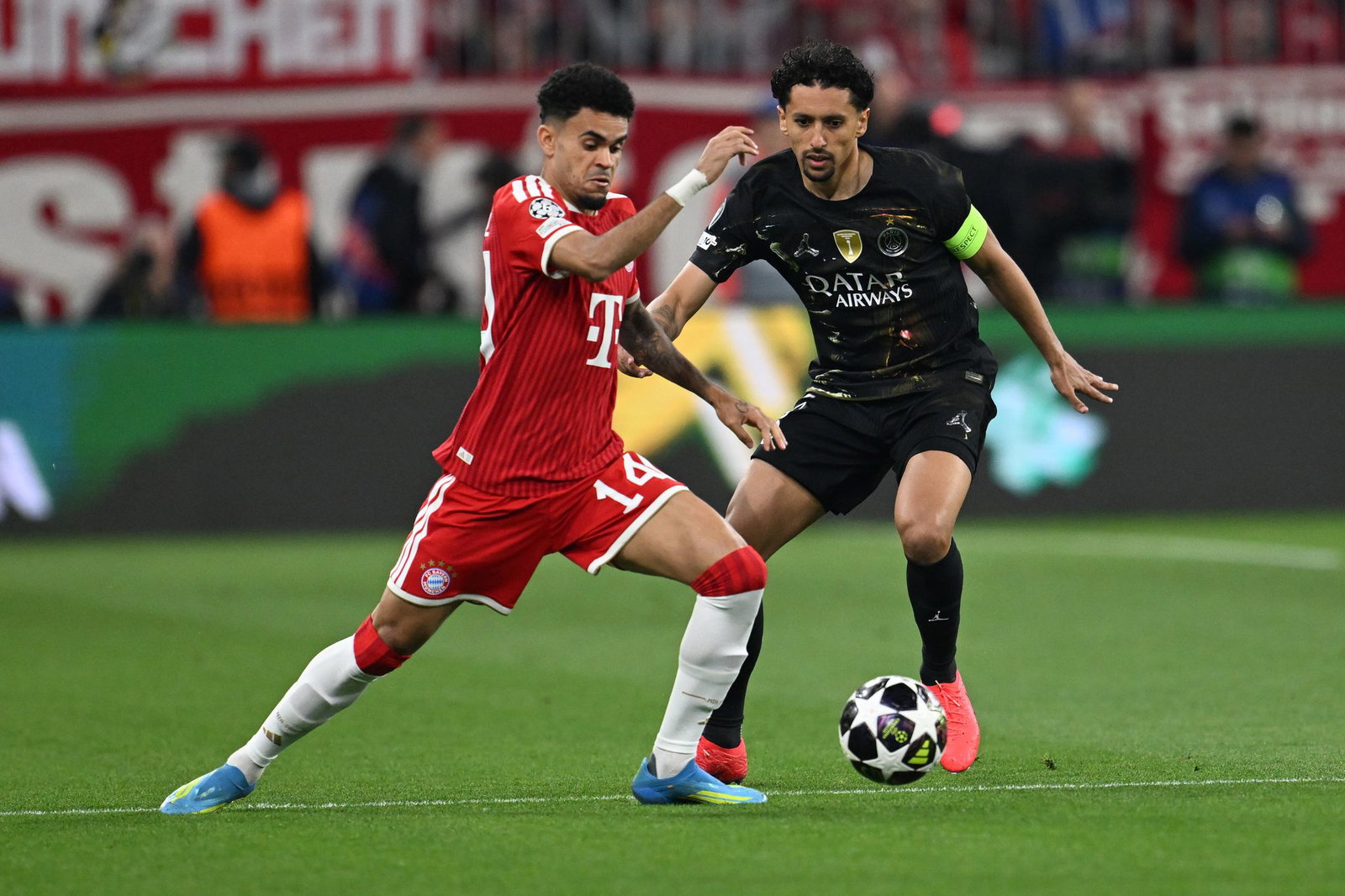 Bayern-Stürmer Diáz und PSG-Kapitän Marquinhos kämpfen um den Ball.