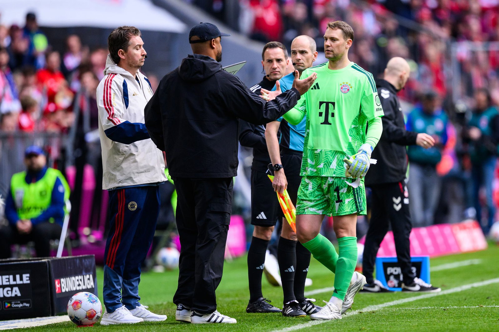 Nummer eins bei der WM, Zuschauer beim Pokalfinale? Bei Manuel Neuer (r), hier bei seiner Auswechslung gegen Köln, zwickt weiter die Wade. (Archivbild) 