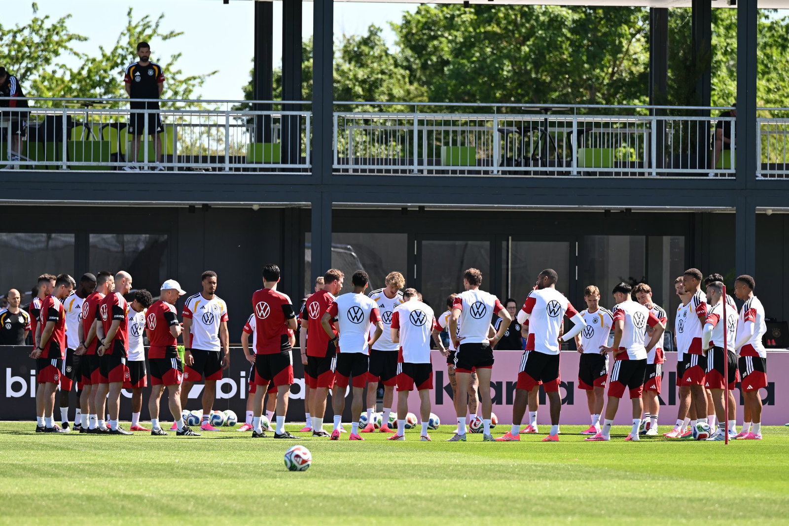 Die Nationalmannschaft trainiert erstmals in der WM-Vorbereitung auf dem Platz. 