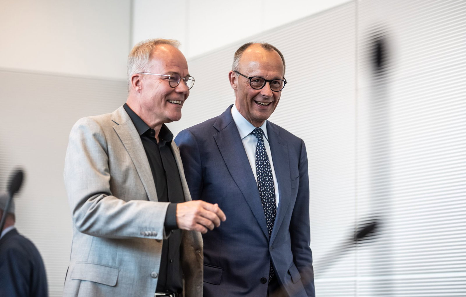 Gute Laune bei SPD-Fraktionschef Miersch und Kanzler Merz, zumindest für diesen Tag.