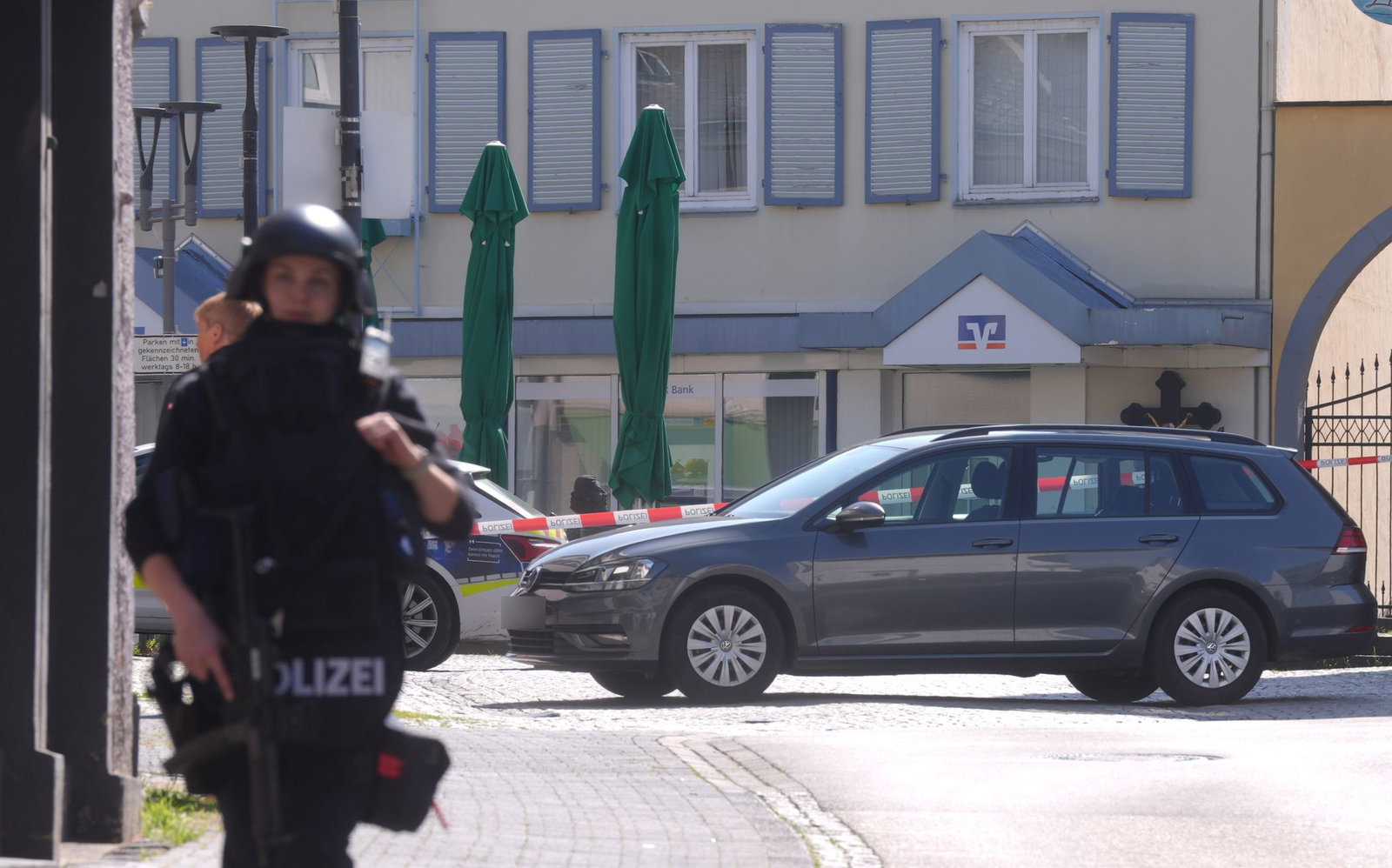 Schwer bewaffnete Einsatzkräfte bezogen Stellung vor der Bank.
