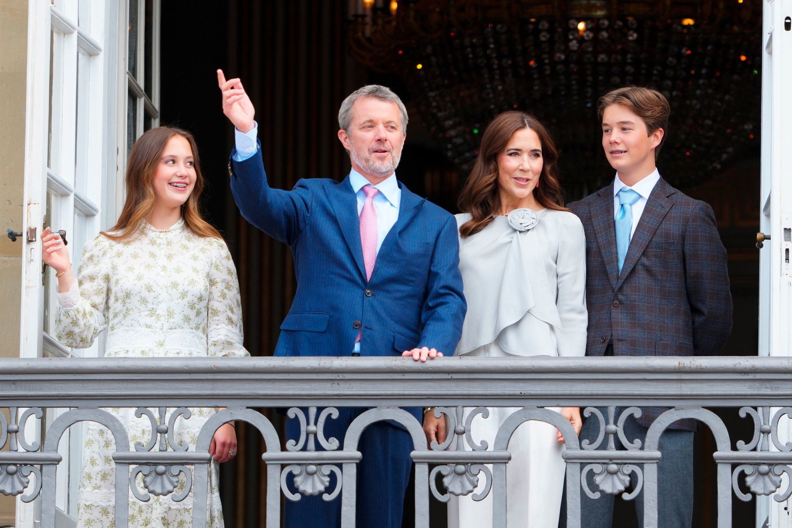 «Hurra! Hurra! Hurra!»: König Frederik X. dirigiert die jubelnde Menge an seinem 58. Geburtstag vom Balkon des Schlosses Amalienborg aus. An seiner Seite: Königin Mary (zweite von rechts) und seine jüngsten Kinder Josephine (links) und Vincent (rechts). 