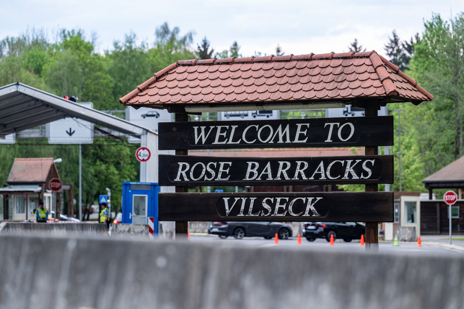 «Welcome to Rose Barracks Vilseck», steht am Eingang zum US-Standort in der Oberpfalz. Das US-Verteidigungsministerium hatte angekündigt, rund 5.000 der etwa 39.000 in Deutschland stationierten US-Soldaten abzuziehen. 