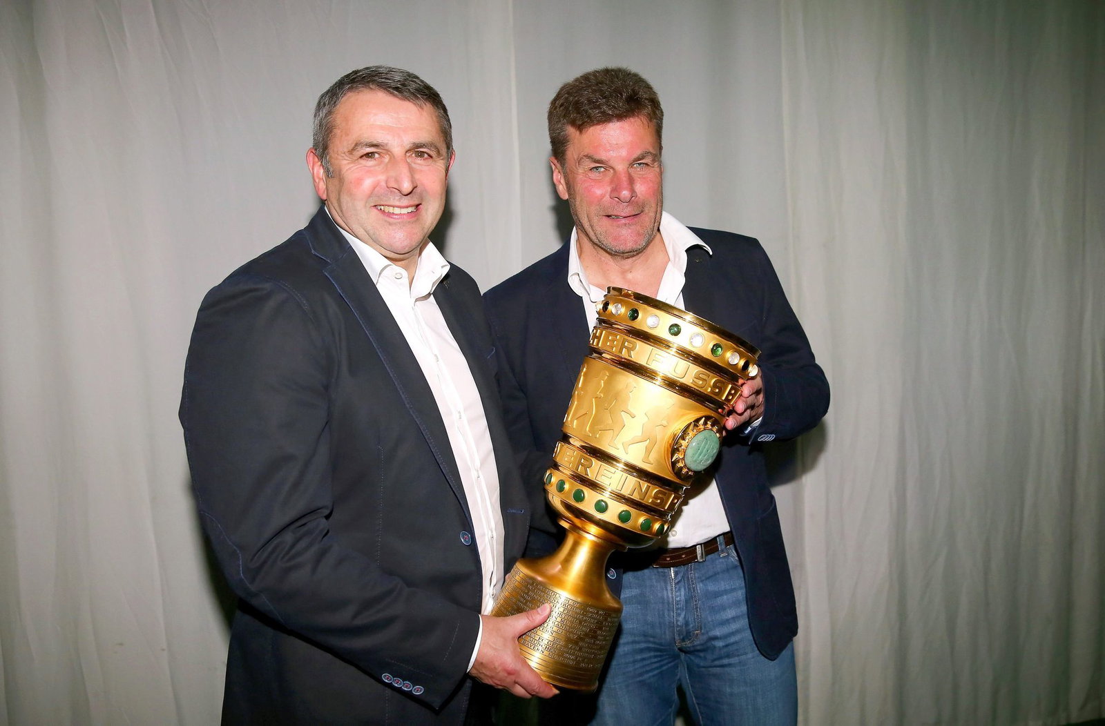 Pokalsieger 2015: Der damalige Wolfsburger Sportdirektor Klaus Allofs und Trainer Dieter Hecking (r).