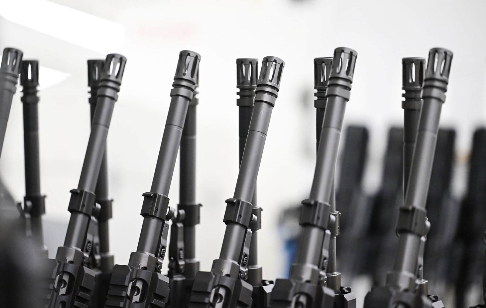 Stahl an Stahl: Die Läufe von Sturmgewehren in der Produktion von Heckler & Koch.