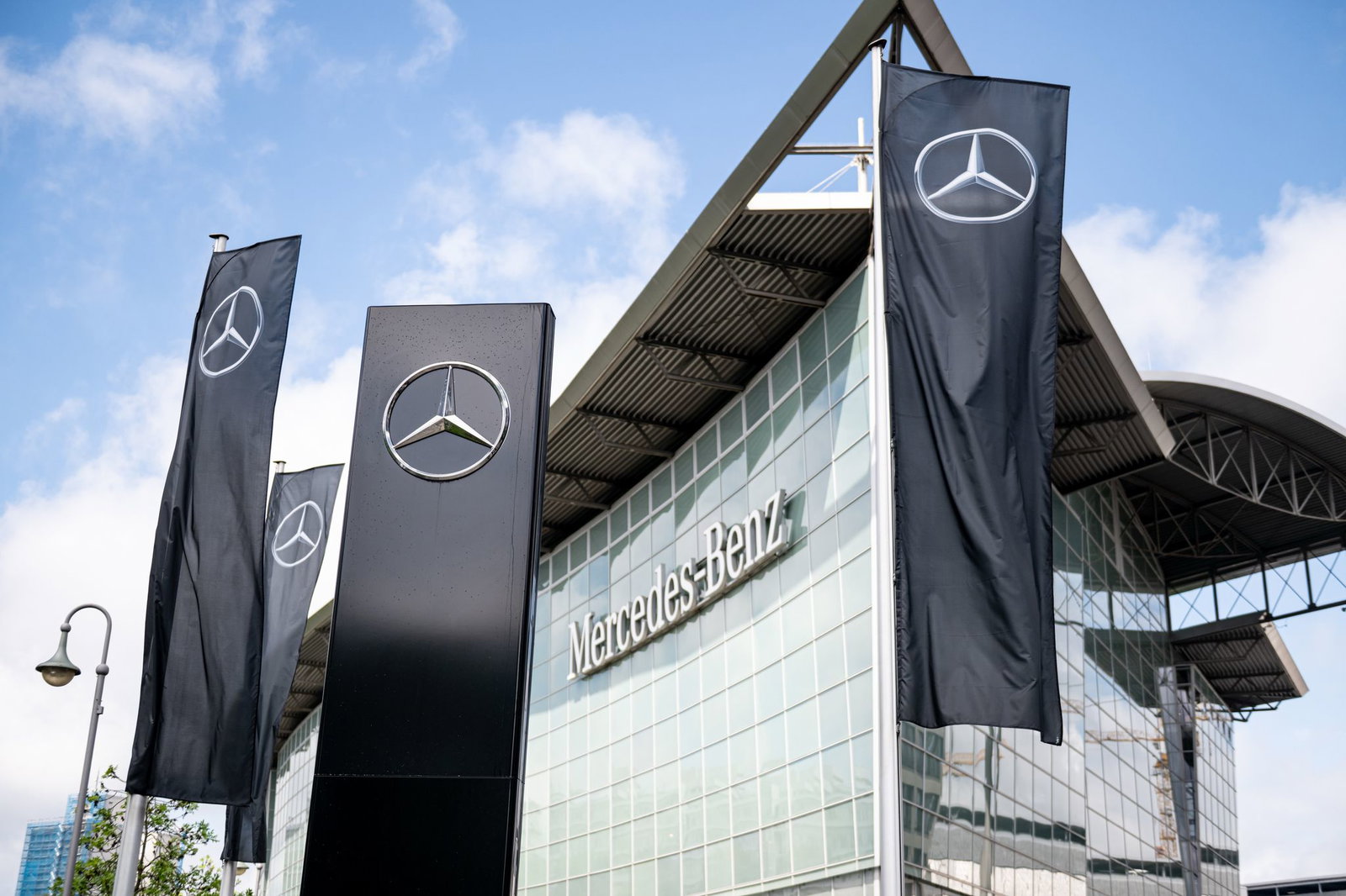 Mercedes-Benz-Autohaus am Salzufer in Berlin.