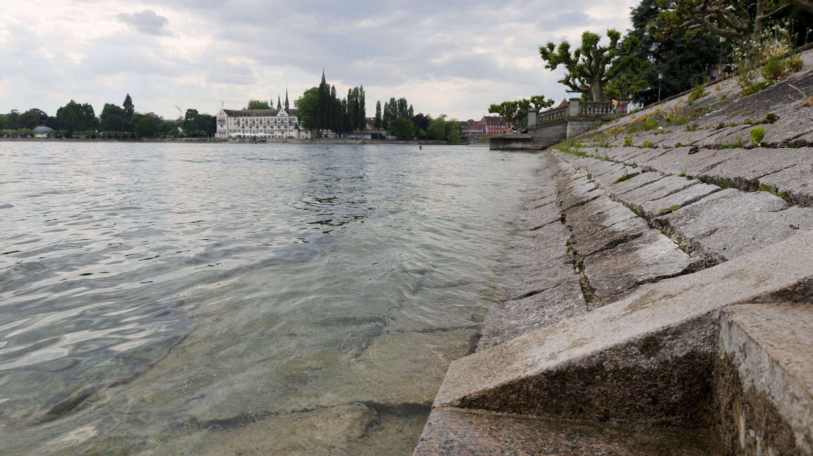 Der Bodensee selbst ist vorerst vom Verbot ausgenommen - auch wenn der Wasserstand dort für diese Jahreszeit niedrig ist.