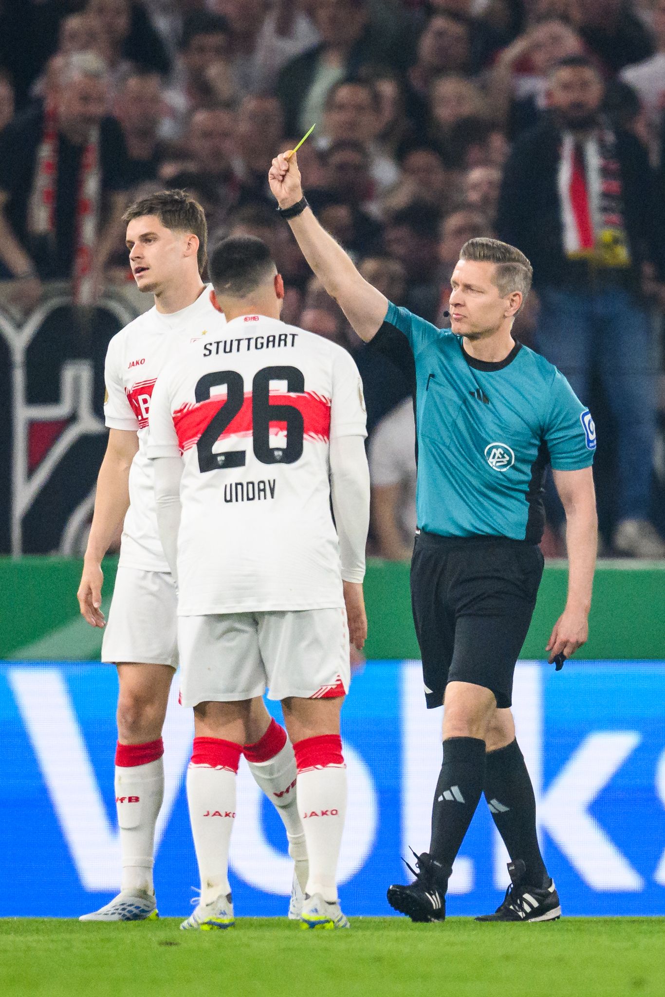 Deniz Undav (vorn) übte nach dem Pokal-Halbfinale scharfe Kritik an Schiedsrichter Tobias Welz. (Archivbild)
