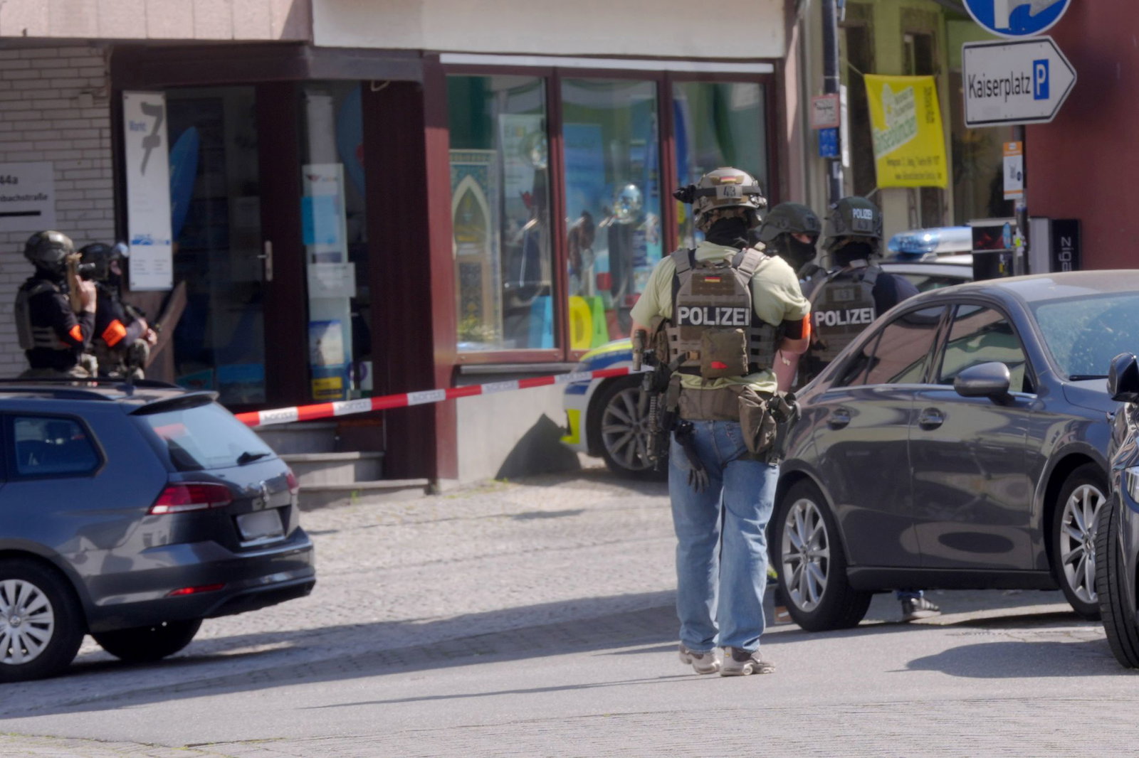Die Polizei verfolgt eine bestimmte Taktik. 
