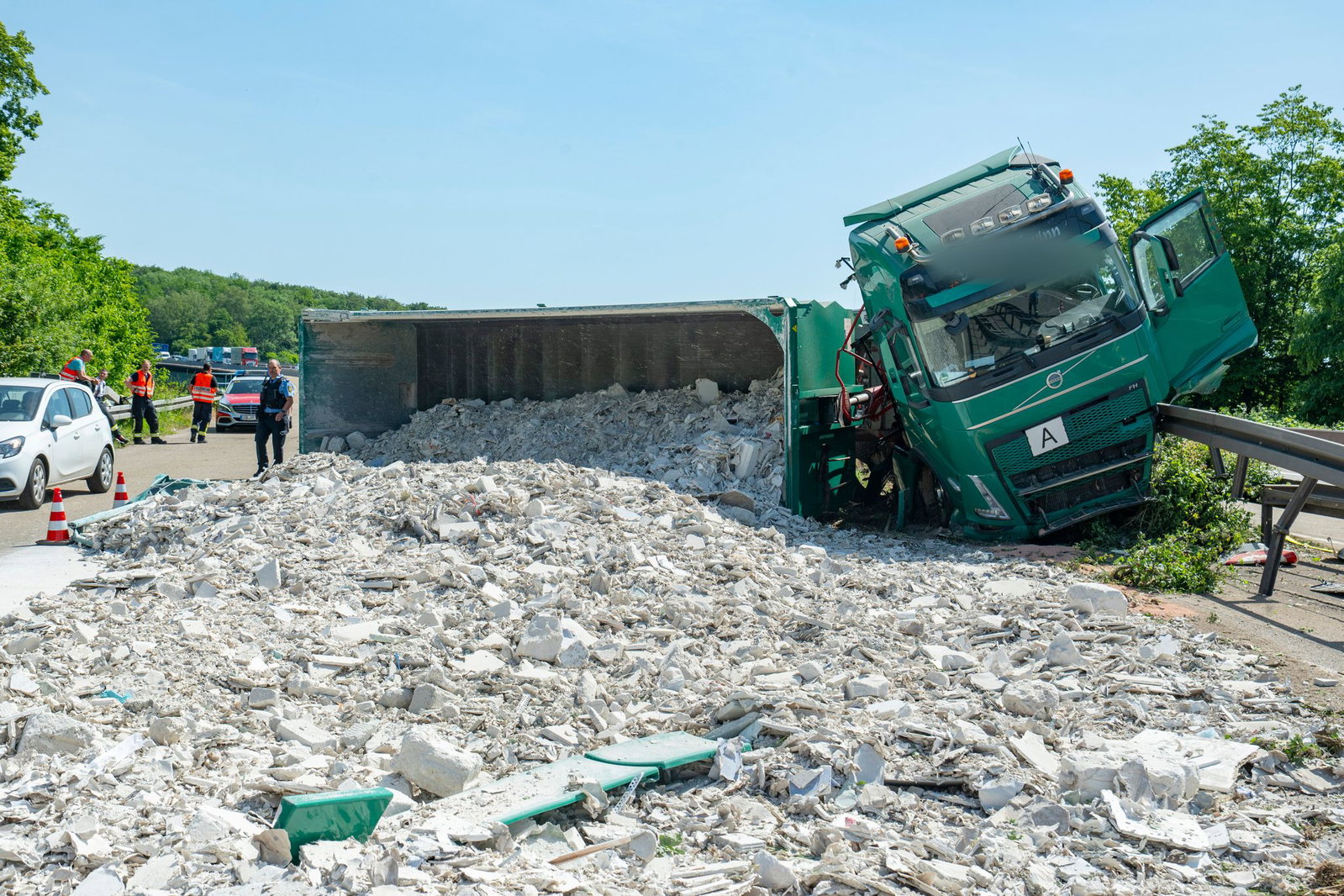 Ein umgekippter Lastwagen blockierte die A6 bei Saarbrücken.