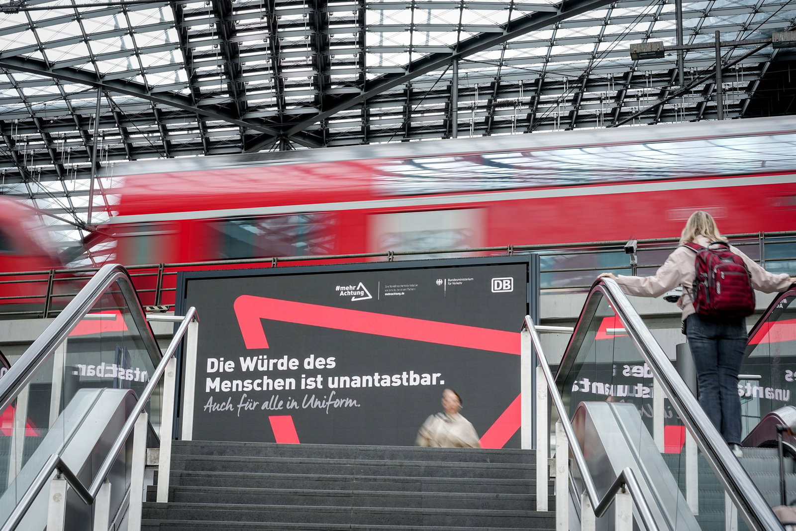 Neben Sicherheitsmaßnahmen sollen Plakate in Bahnhöfen und Bahnen für weniger Gewalt sorgen.